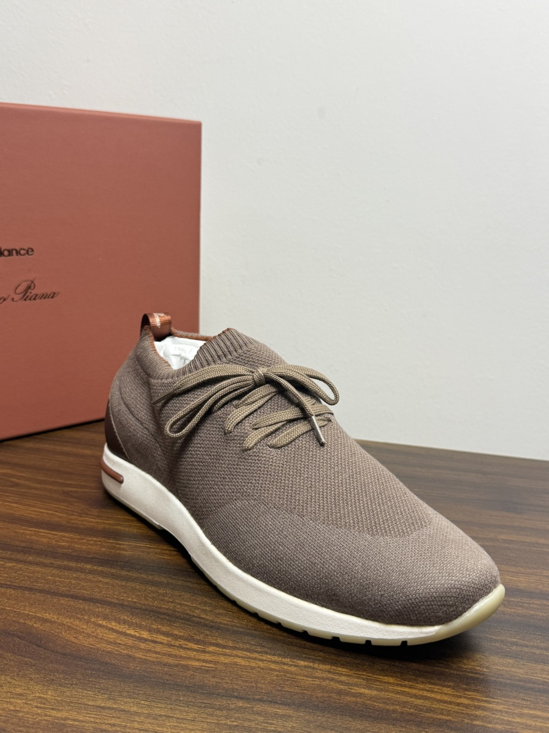 Loro Piana 针织袜套鞋​​，鞋面是针织/网眼袜套设计，整体造型是"静奢运动风"——远看像普通运动鞋，近看质感拉