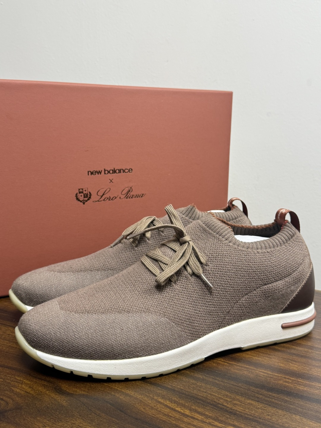 Loro Piana 针织袜套鞋​​，鞋面是针织/网眼袜套设计，整体造型是"静奢运动风"——远看像普通运动鞋，近看质感拉