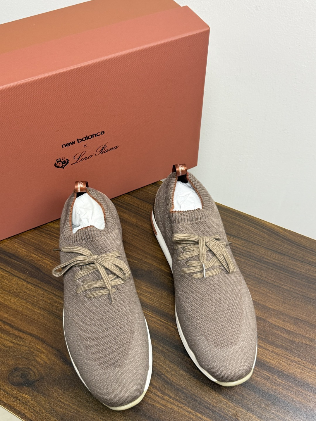 Loro Piana 针织袜套鞋​​，鞋面是针织/网眼袜套设计，整体造型是"静奢运动风"——远看像普通运动鞋，近看质感拉