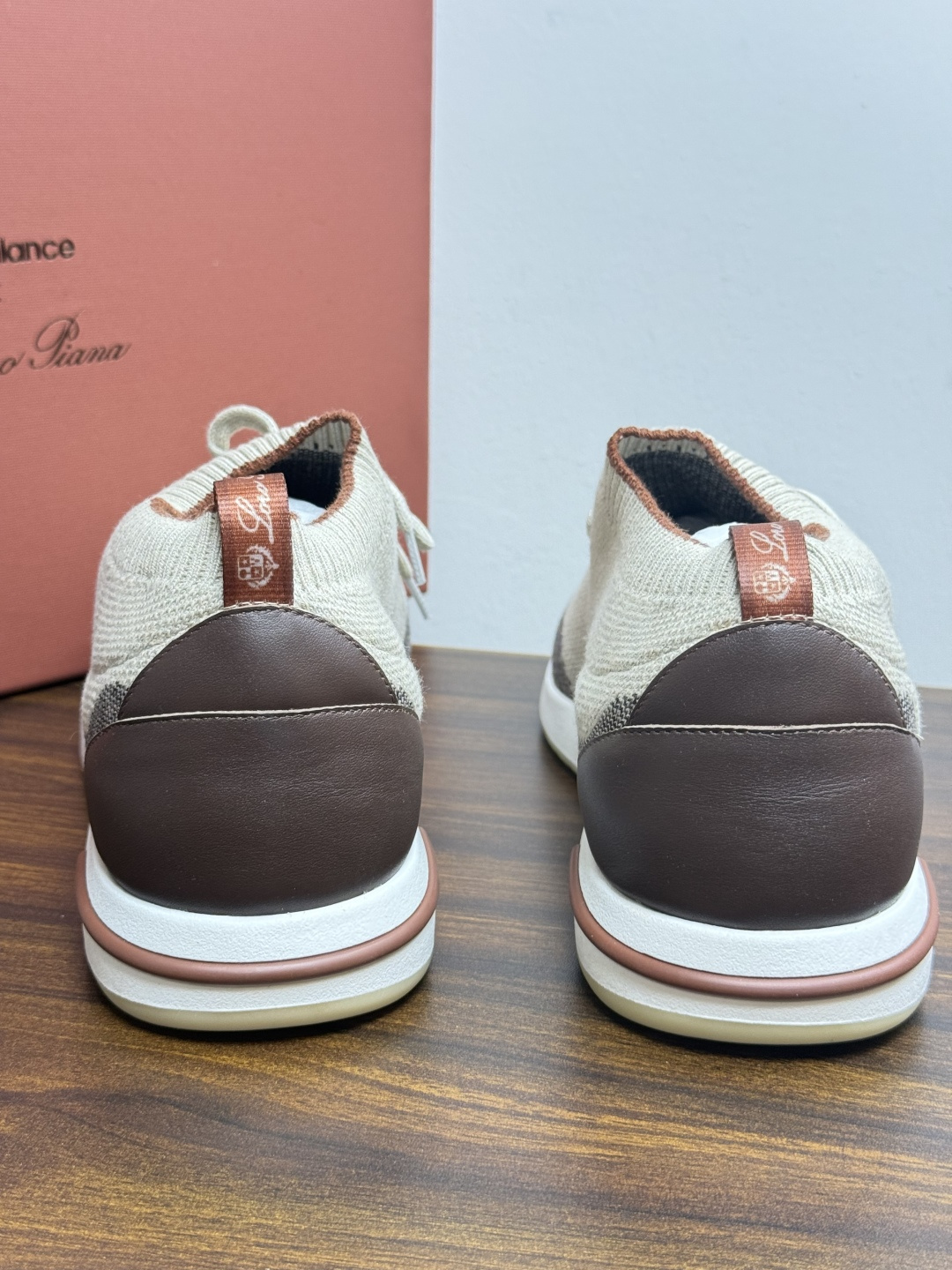 Loro Piana 针织袜套鞋​​，鞋面是针织/网眼袜套设计，整体造型是"静奢运动风"——远看像普通运动鞋，近看质感拉