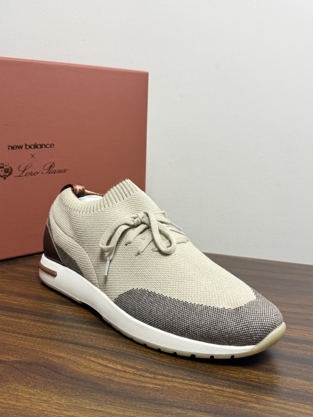Loro Piana 针织袜套鞋​​，鞋面是针织/网眼袜套设计，整体造型是"静奢运动风"——远看像普通运动鞋，近看质感拉