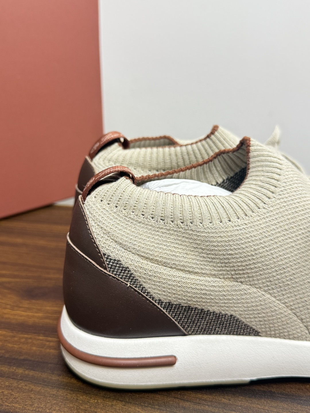 Loro Piana 针织袜套鞋​​，鞋面是针织/网眼袜套设计，整体造型是"静奢运动风"——远看像普通运动鞋，近看质感拉