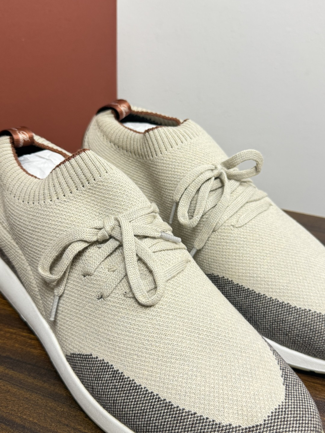 Loro Piana 针织袜套鞋​​，鞋面是针织/网眼袜套设计，整体造型是"静奢运动风"——远看像普通运动鞋，近看质感拉