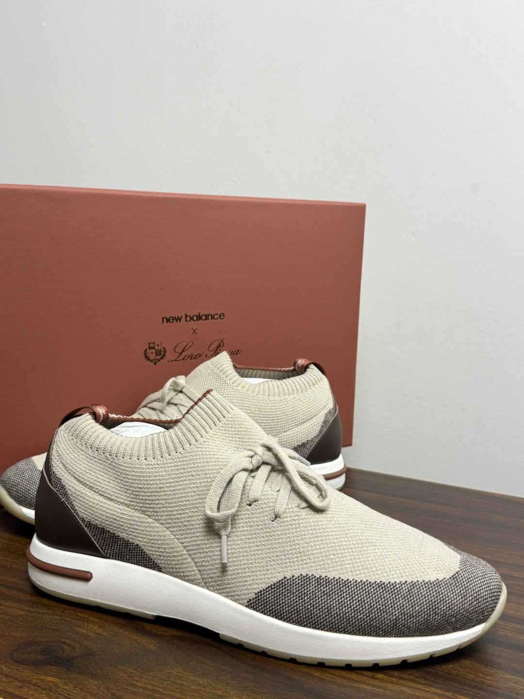 Loro Piana 针织袜套鞋​​，鞋面是针织/网眼袜套设计，整体造型是"静奢运动风"——远看像普通运动鞋，近看质感拉