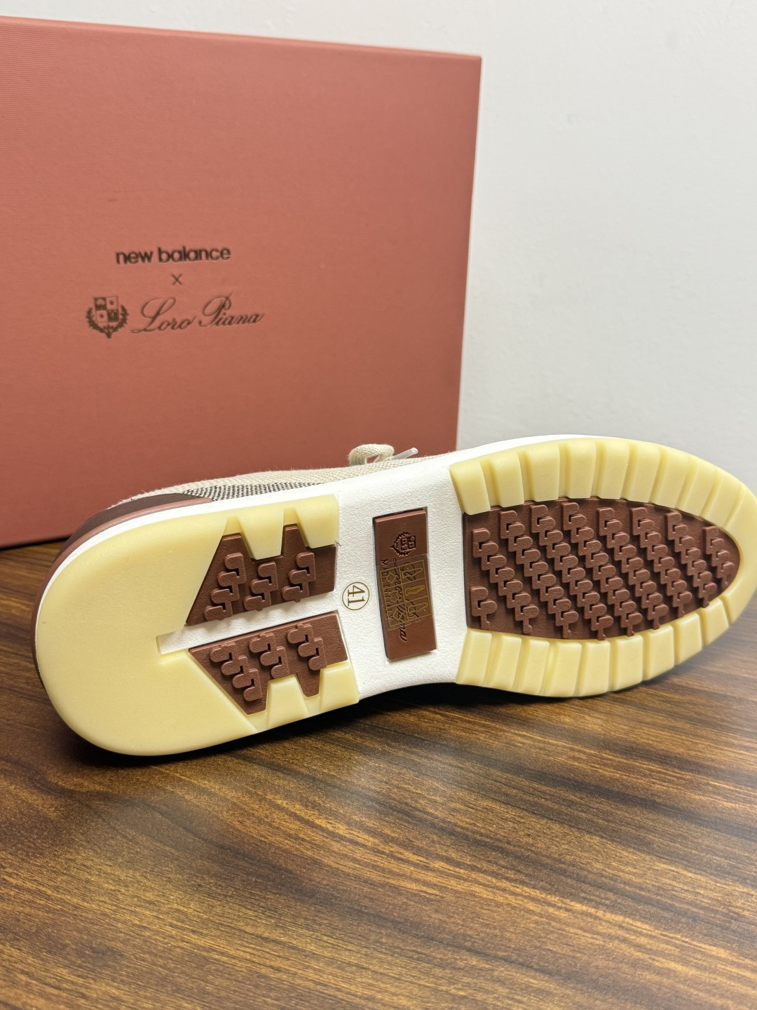Loro Piana 针织袜套鞋​​，鞋面是针织/网眼袜套设计，整体造型是"静奢运动风"——远看像普通运动鞋，近看质感拉