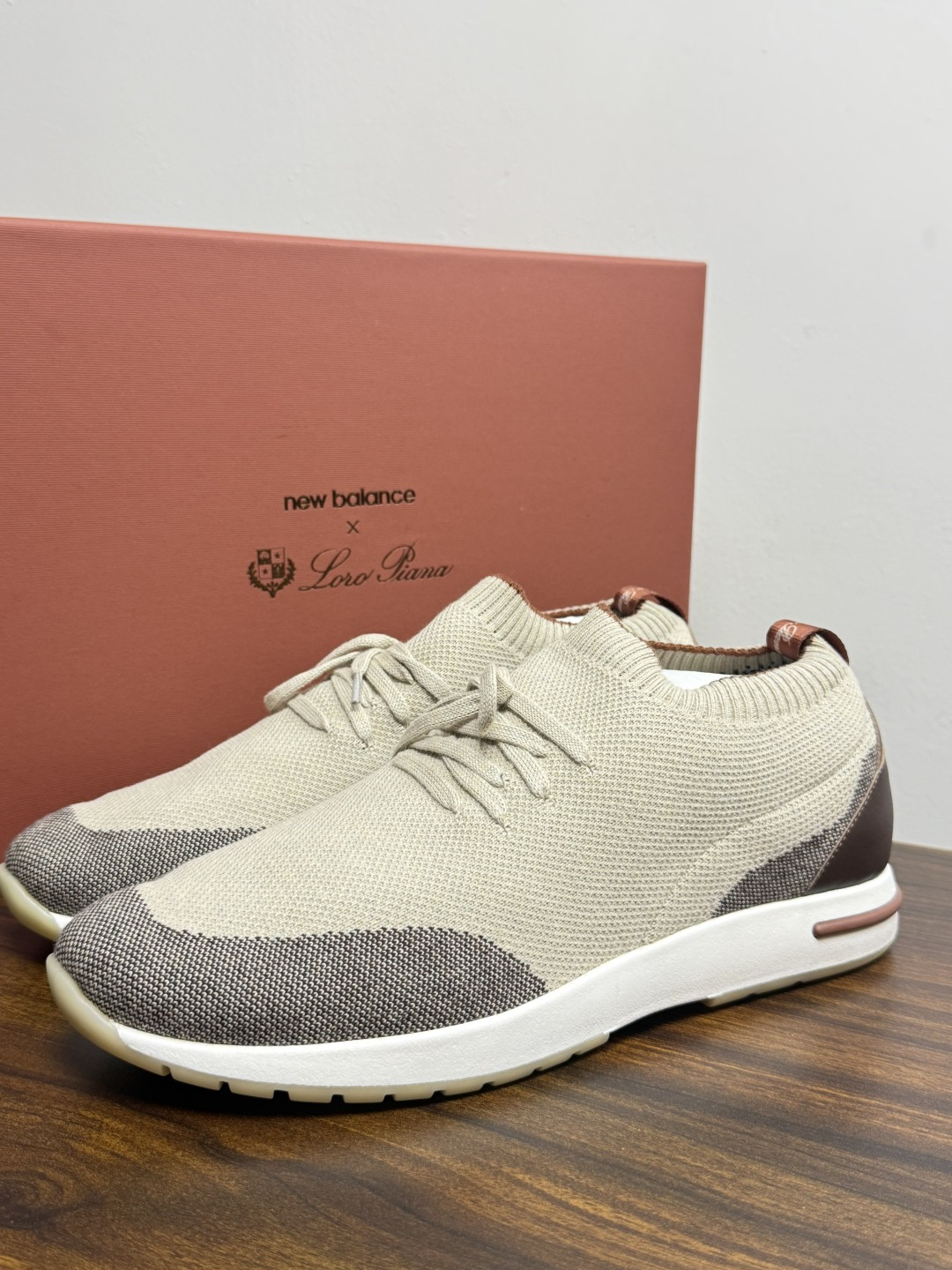 Loro Piana 针织袜套鞋​​，鞋面是针织/网眼袜套设计，整体造型是"静奢运动风"——远看像普通运动鞋，近看质感拉