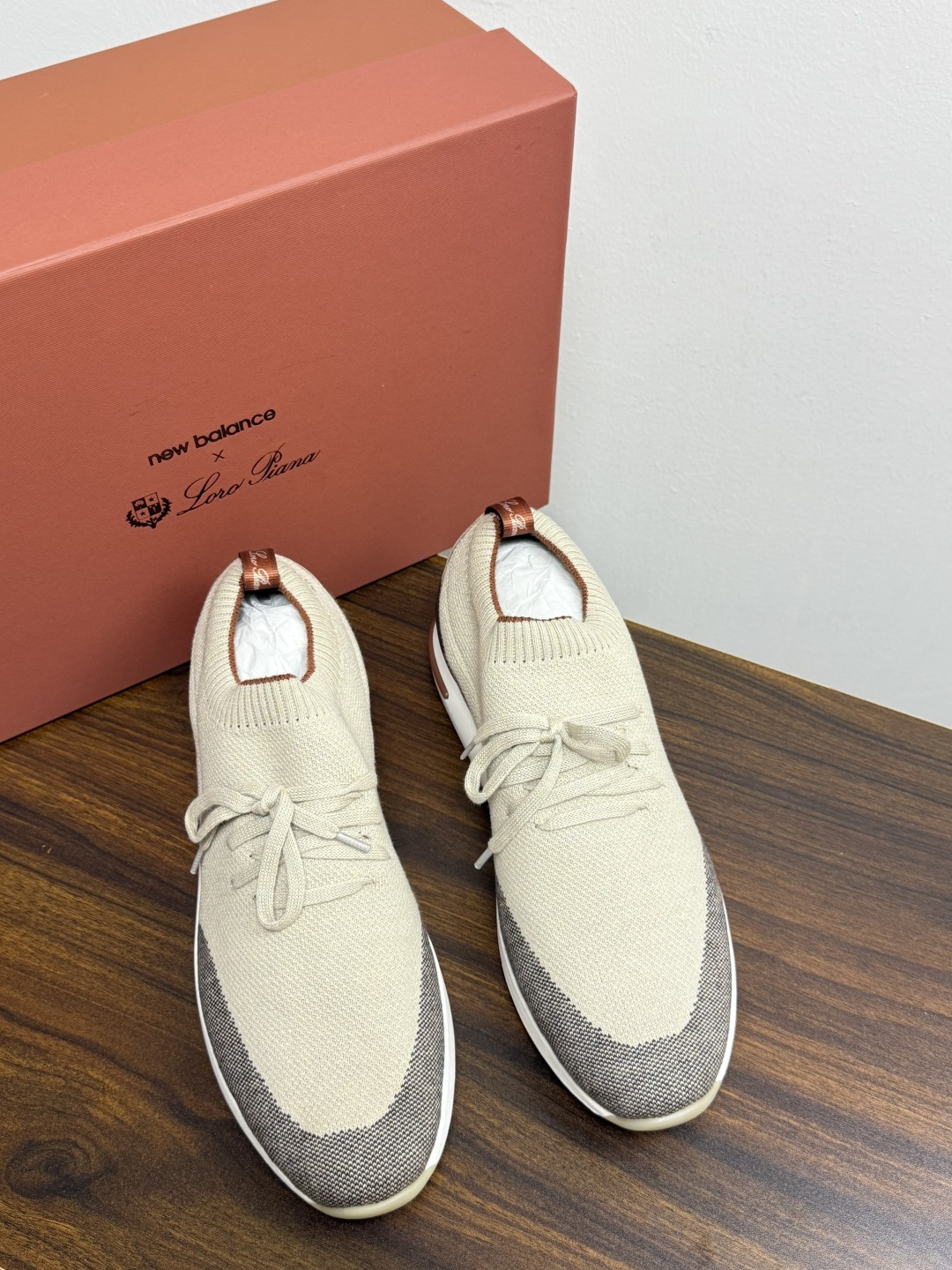 Loro Piana 针织袜套鞋​​，鞋面是针织/网眼袜套设计，整体造型是"静奢运动风"——远看像普通运动鞋，近看质感拉