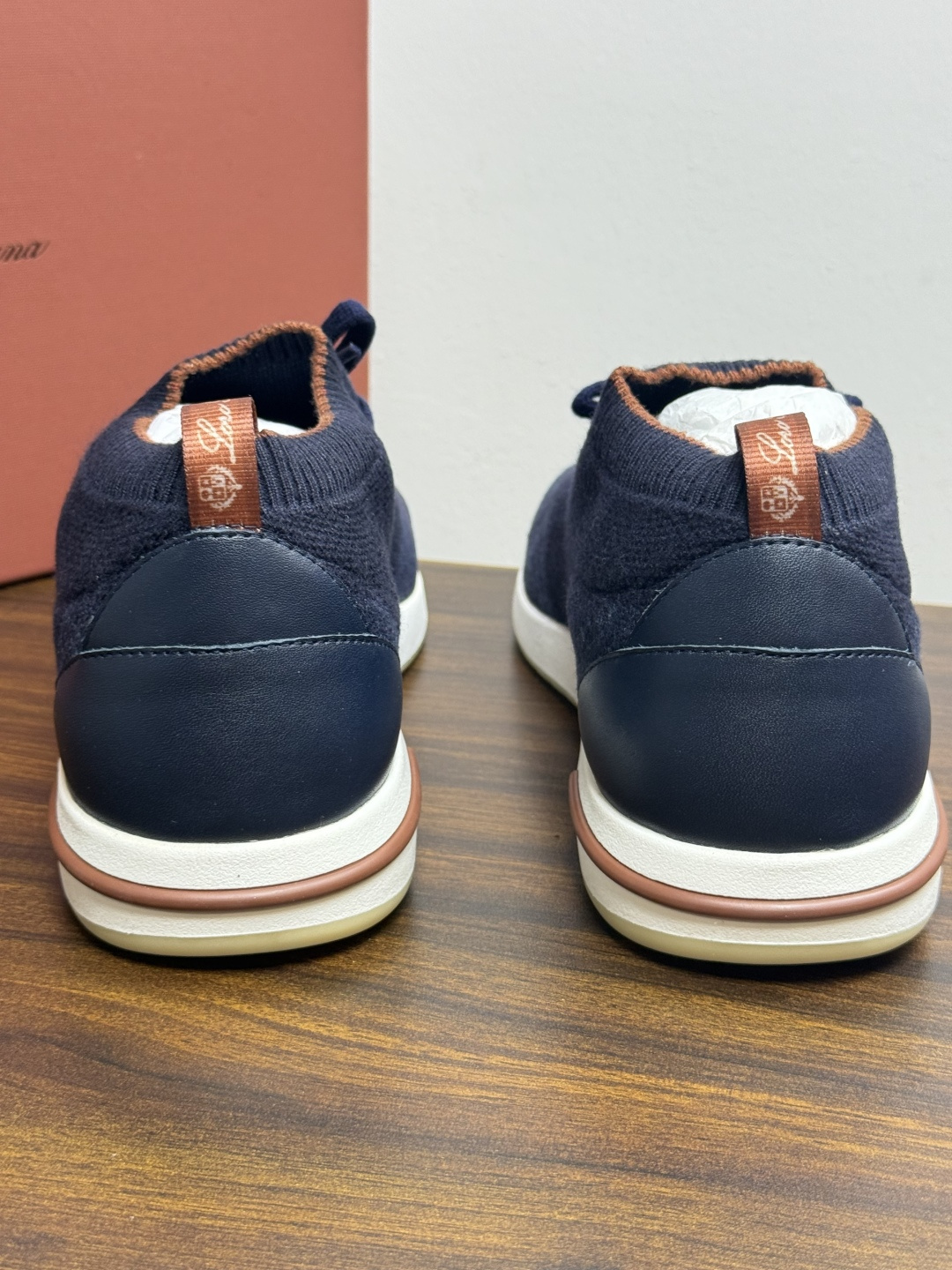 Loro Piana 针织袜套鞋​​，鞋面是针织/网眼袜套设计，整体造型是"静奢运动风"——远看像普通运动鞋，近看质感拉