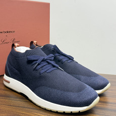 Loro Piana 针织袜套鞋,鞋面是针织/网眼袜套设计,整体造型是"静奢运动风"——远看像普通运动鞋,近看质感拉 Loro Piana 针织袜套鞋,鞋面是针织/网眼袜套设计,整体造型是"静奢运动风"——远看像普通运动鞋,近看质感拉