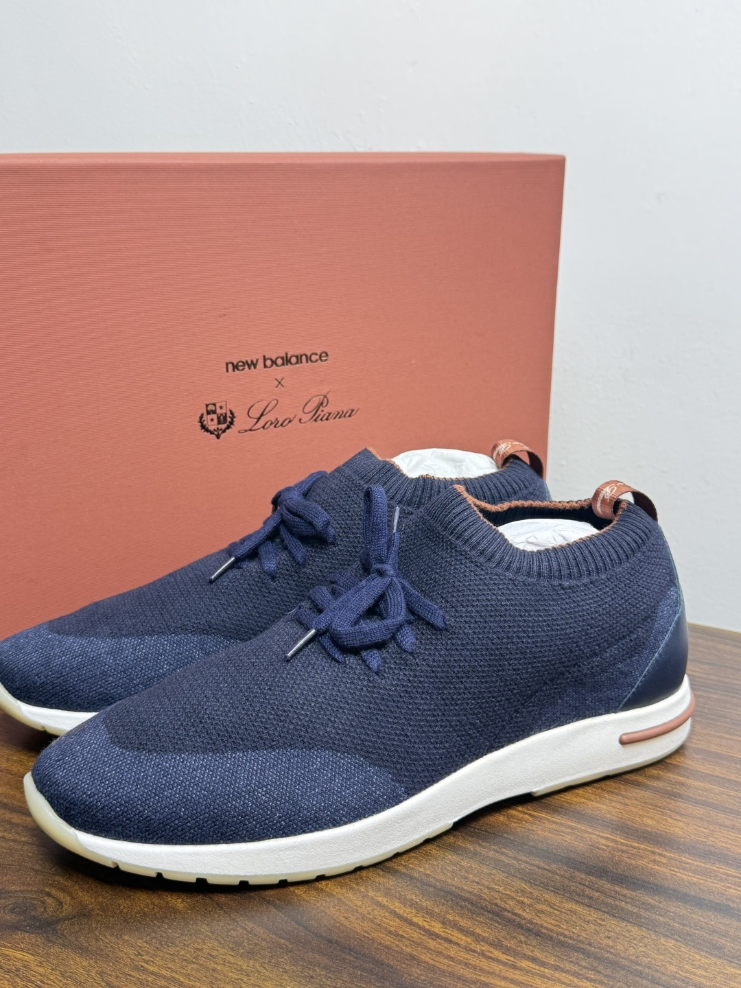 Loro Piana 针织袜套鞋​​，鞋面是针织/网眼袜套设计，整体造型是"静奢运动风"——远看像普通运动鞋，近看质感拉