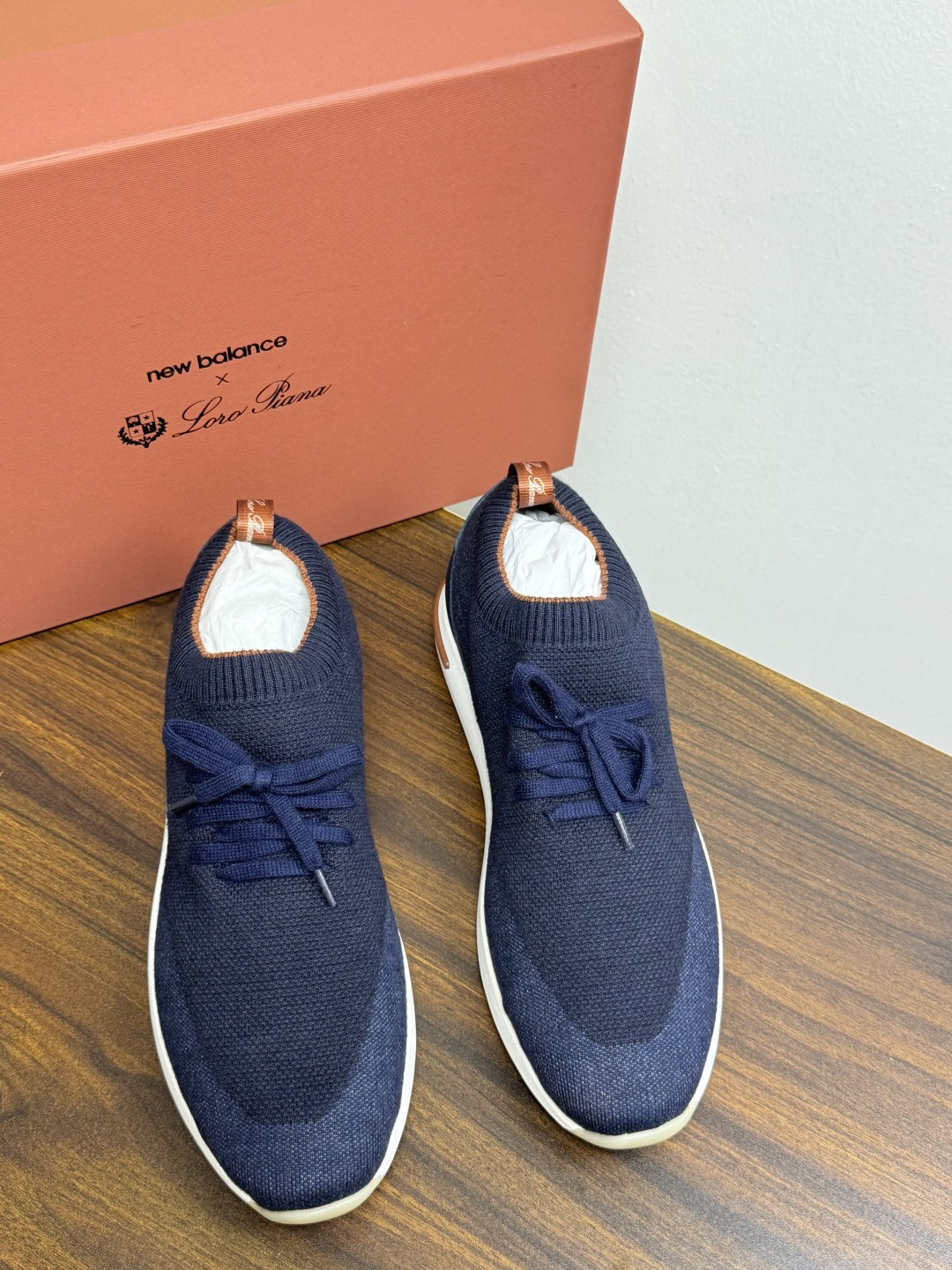 Loro Piana 针织袜套鞋​​，鞋面是针织/网眼袜套设计，整体造型是"静奢运动风"——远看像普通运动鞋，近看质感拉