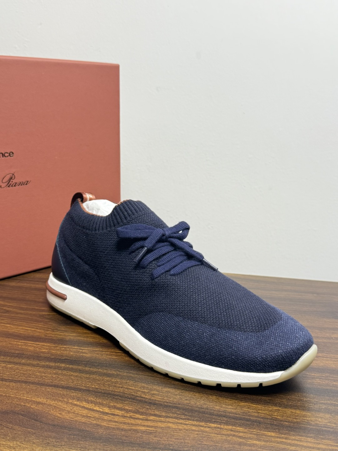 Loro Piana 针织袜套鞋​​，鞋面是针织/网眼袜套设计，整体造型是"静奢运动风"——远看像普通运动鞋，近看质感拉