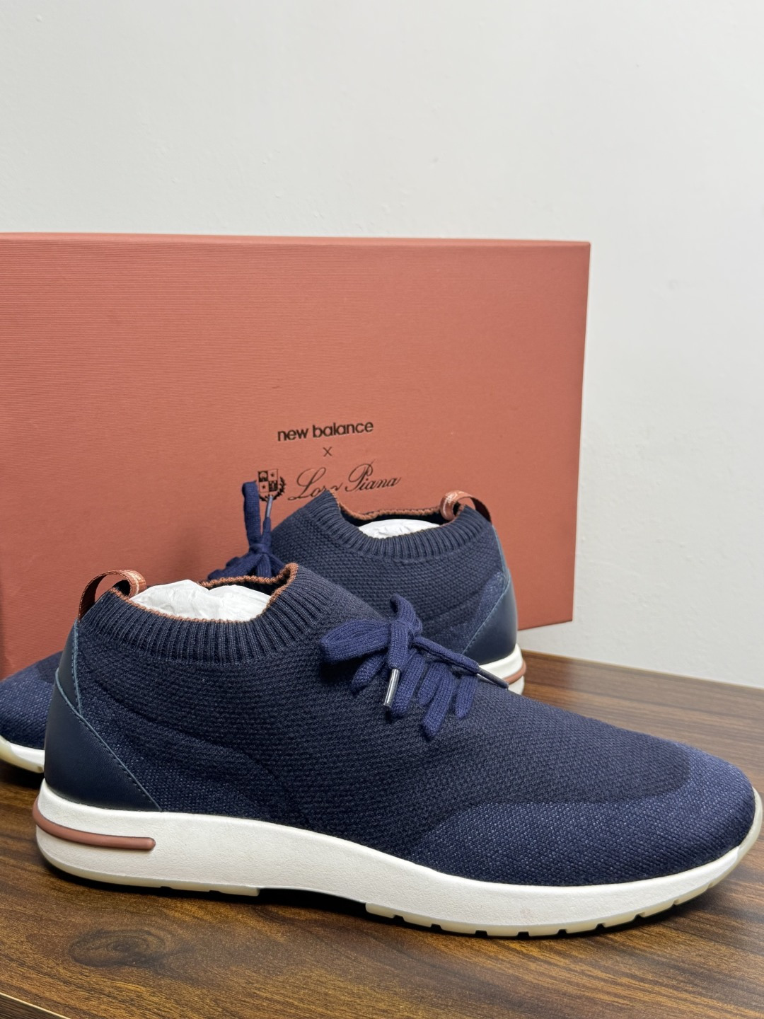 Loro Piana 针织袜套鞋​​，鞋面是针织/网眼袜套设计，整体造型是"静奢运动风"——远看像普通运动鞋，近看质感拉