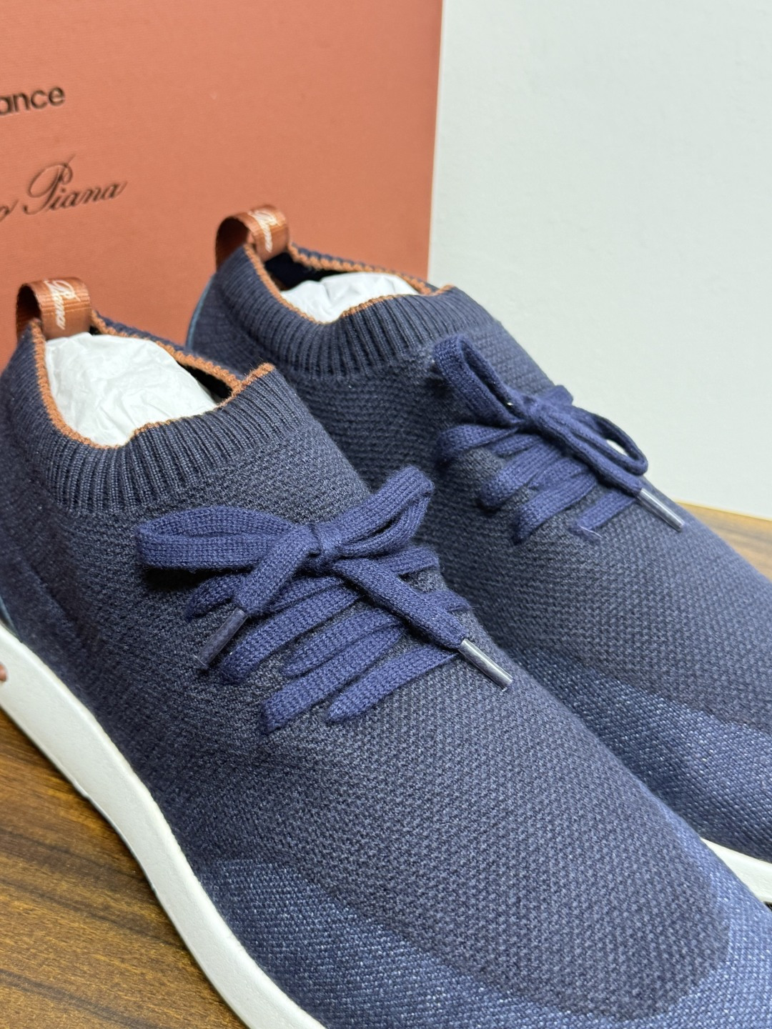 Loro Piana 针织袜套鞋​​，鞋面是针织/网眼袜套设计，整体造型是"静奢运动风"——远看像普通运动鞋，近看质感拉