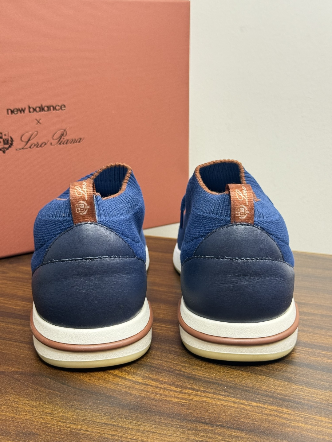 Loro Piana 针织袜套鞋​​，鞋面是针织/网眼袜套设计，整体造型是"静奢运动风"——远看像普通运动鞋，近看质感拉