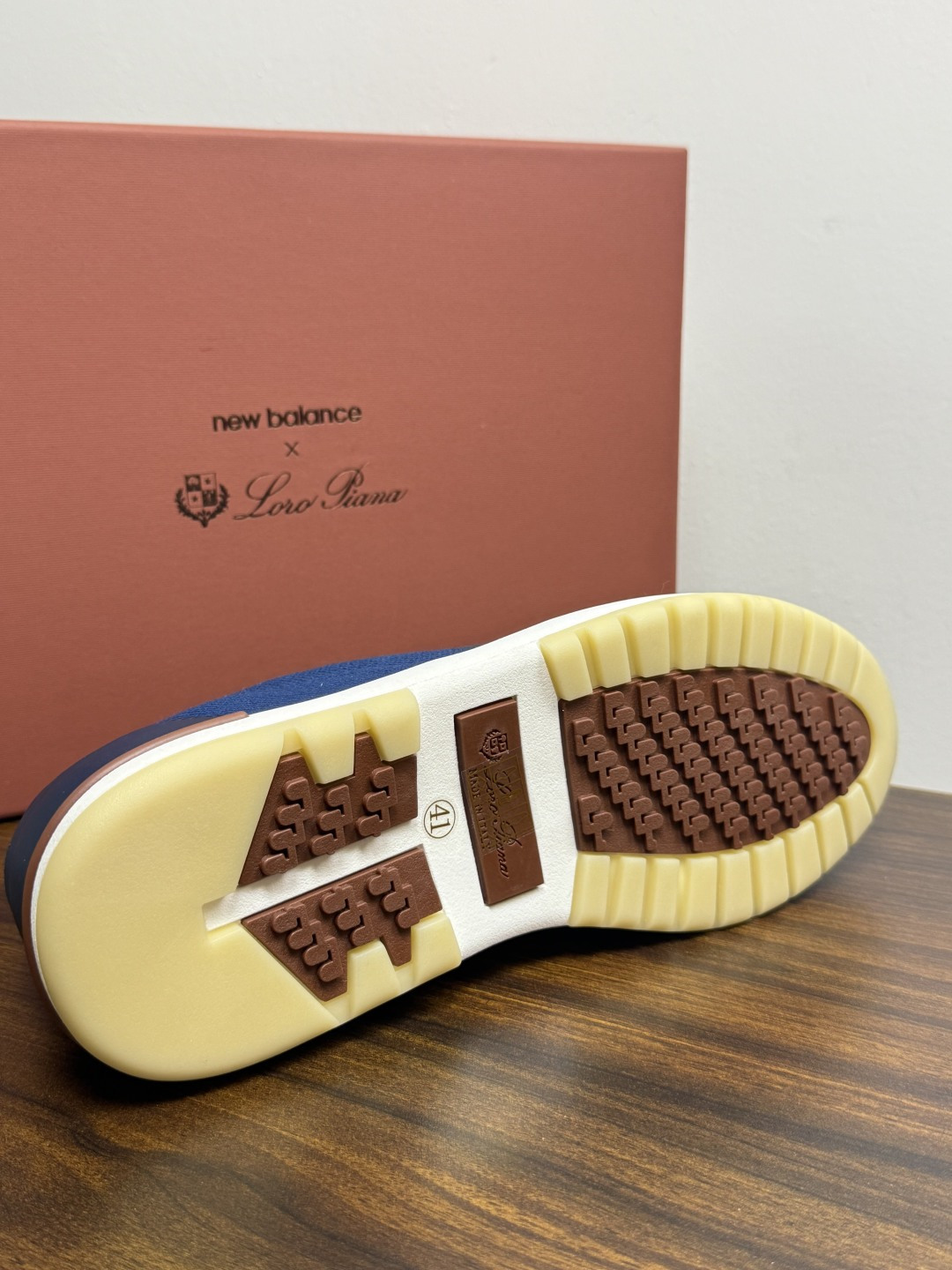 Loro Piana 针织袜套鞋​​，鞋面是针织/网眼袜套设计，整体造型是"静奢运动风"——远看像普通运动鞋，近看质感拉