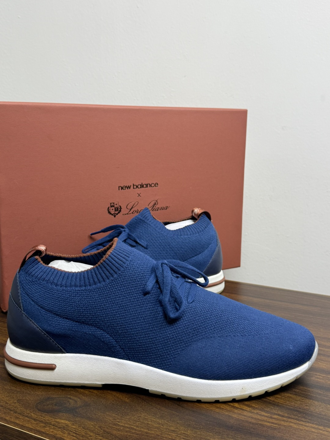 Loro Piana 针织袜套鞋​​，鞋面是针织/网眼袜套设计，整体造型是"静奢运动风"——远看像普通运动鞋，近看质感拉