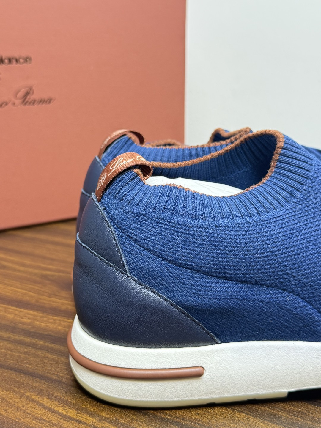 Loro Piana 针织袜套鞋​​，鞋面是针织/网眼袜套设计，整体造型是"静奢运动风"——远看像普通运动鞋，近看质感拉