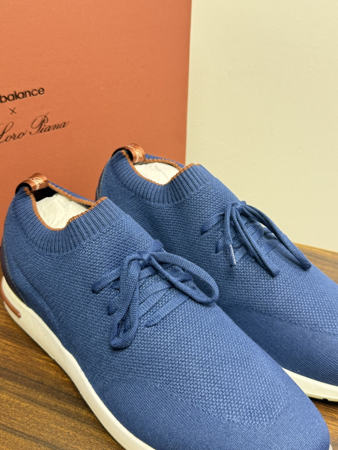 Loro Piana 针织袜套鞋​​，鞋面是针织/网眼袜套设计，整体造型是"静奢运动风"——远看像普通运动鞋，近看质感拉