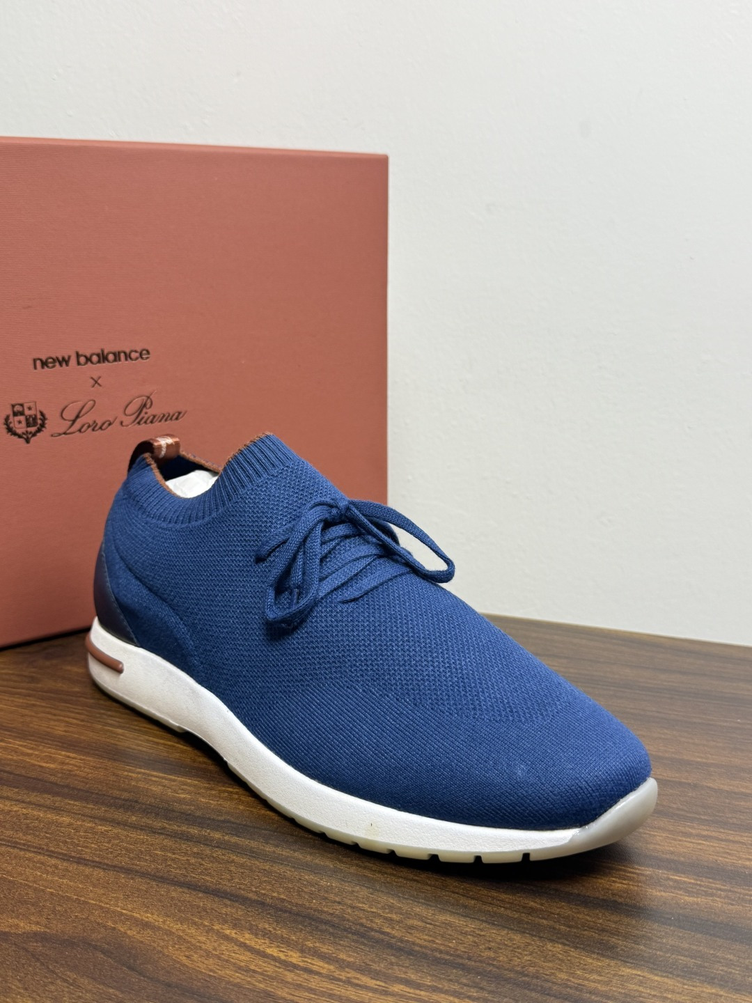 Loro Piana 针织袜套鞋​​，鞋面是针织/网眼袜套设计，整体造型是"静奢运动风"——远看像普通运动鞋，近看质感拉