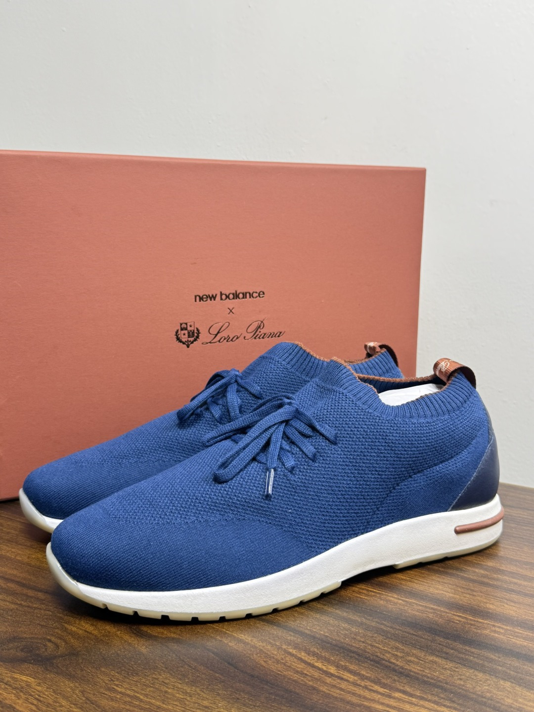 Loro Piana 针织袜套鞋​​，鞋面是针织/网眼袜套设计，整体造型是"静奢运动风"——远看像普通运动鞋，近看质感拉