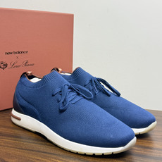Loro Piana 针织袜套鞋,鞋面是针织/网眼袜套设计,整体造型是"静奢运动风"——远看像普通运动鞋,近看质感拉 Loro Piana 针织袜套鞋,鞋面是针织/网眼袜套设计,整体造型是"静奢运动风"——远看像普通运动鞋,近看质感拉