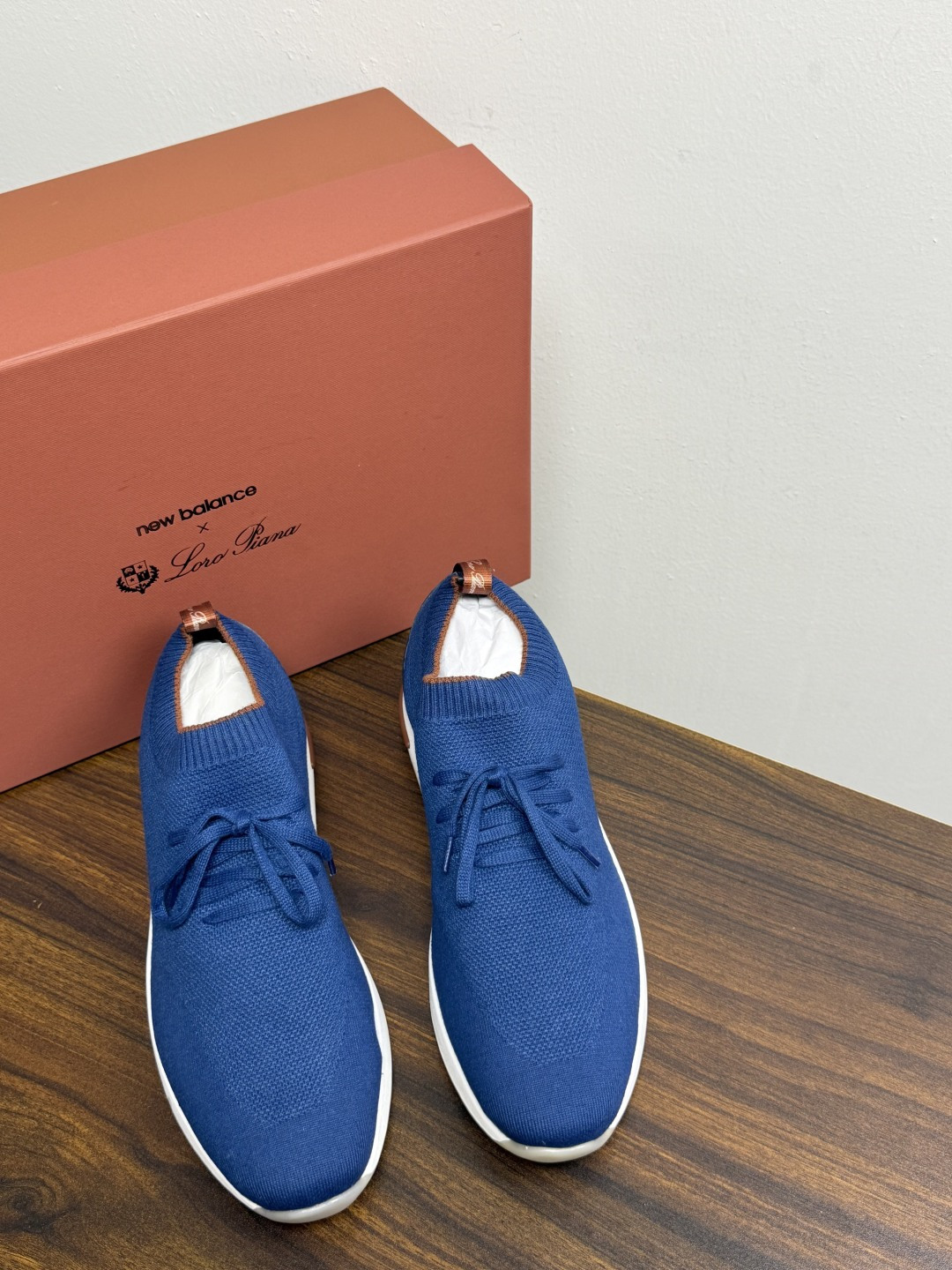 Loro Piana 针织袜套鞋​​，鞋面是针织/网眼袜套设计，整体造型是"静奢运动风"——远看像普通运动鞋，近看质感拉