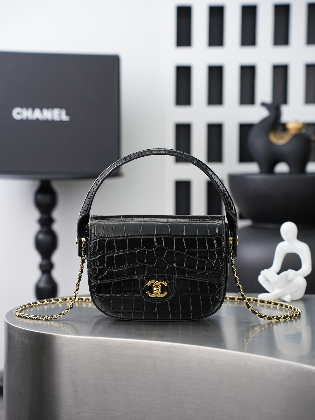 NO:880584,. | New product handle flap bag, exclusive background, real shot/top quality  Glossy crocodile pattern portable saddle bag, crocodile pattern leather with crisp arc saddle shape, glossy retro gold double C lock buckle with noble and exquisite texture, matched with the same leather texture handle and leather metal chain, it can be easily carried as a hand or crossbody, and the bag has a sharp silhouette  It has a rounded shape, a clamshell design that takes into account both styling and protection. There are layered pockets inside, the hardware engraved details are regular and delicate, and the retro texture enhances the light luxury aura. It is perfectly suitable for commuting and dinner wear, and can easily create an elegant and high-end atmosphere.  Style No. 6424 Black Crocodile Size.×.×, Chanel, chanel19860909. | 新品手柄口盖包 独家背景实物实拍/顶级质量 亮面鳄鱼纹手提马鞍包,鳄鱼纹皮质搭配挺括圆弧马鞍版型,亮泽复古金双C锁扣质感贵气精致,搭配同皮质感手提柄与穿皮金属链条,手提斜挎都能轻松驾驭,包身轮廓利落圆润,翻盖设计兼顾造型感与防护性,内里设有分层插袋,五金刻印细节规整细腻,复古纹理提升轻奢气场,通勤晚宴穿搭适配度拉满,轻松打造优雅高级的氛围感造型. 款号6424 黑色鳄鱼 尺寸.×.×,香奈儿,chanel,Bag