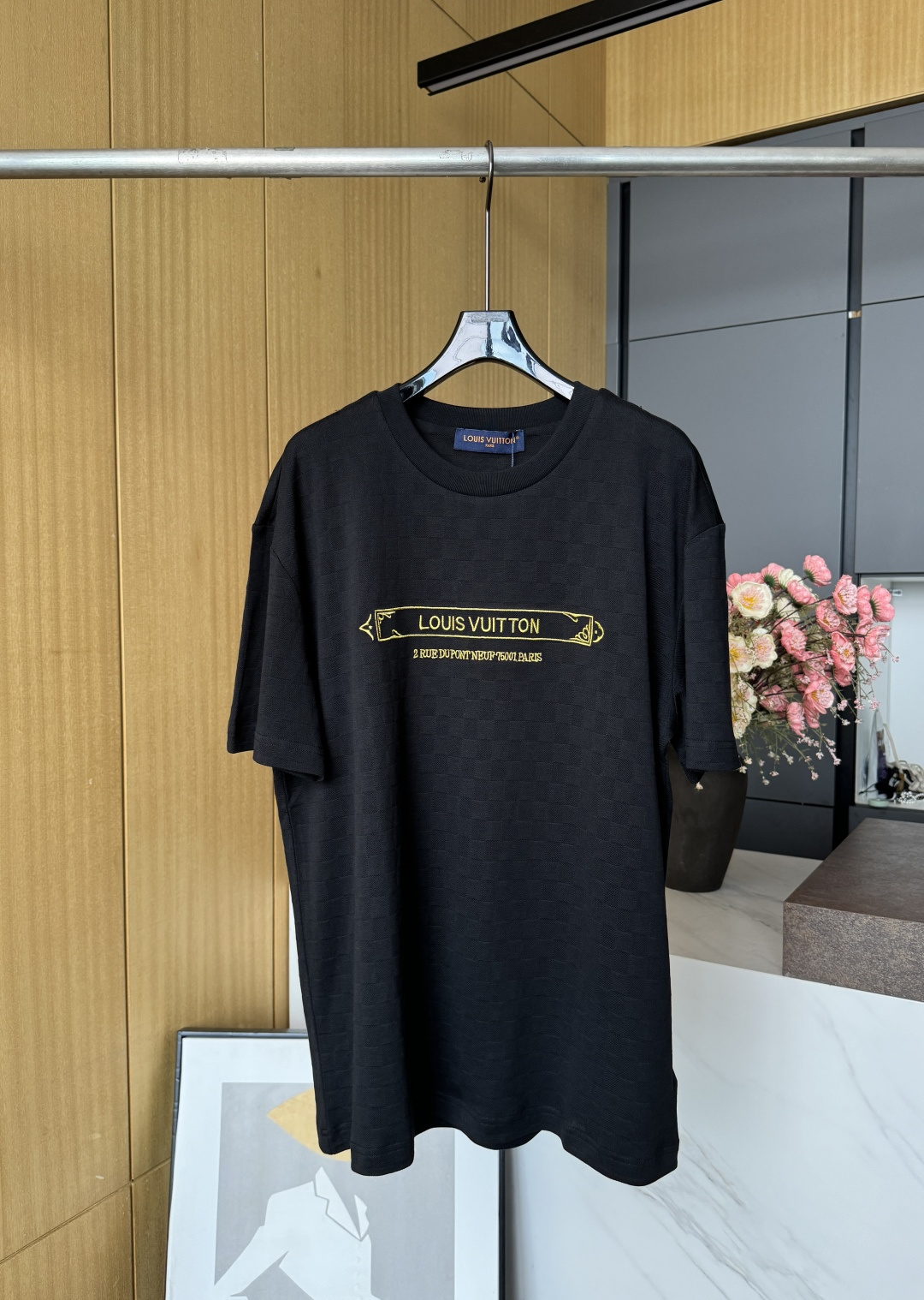 NO:334906,Louis Vuitton Spring and summer new DAMIER bead floor t-shirt, this t-shirt is made of delicate bead floor knitted, with full Damier pattern to set off the rich texture, and embroider the front and back of the chest, creating an elegant choice for the warm season. The same size for men and women, S M L XL,,louis vuitton,louis vuitton,alexander wang19860909Louis Vuitton 路易 春夏新款 DAMIER 珠地棉 T 恤、本款T 恤取材细腻珠地针织,以全幅 Damier 图案烘托丰盈肌理,再为胸前和后部点缀莹泽标识刺绣,成就温暖时节的优雅之选.男女同款 码数S M L XL,,louis vuitton,louis vuitton,alexander wang,Women's clothing