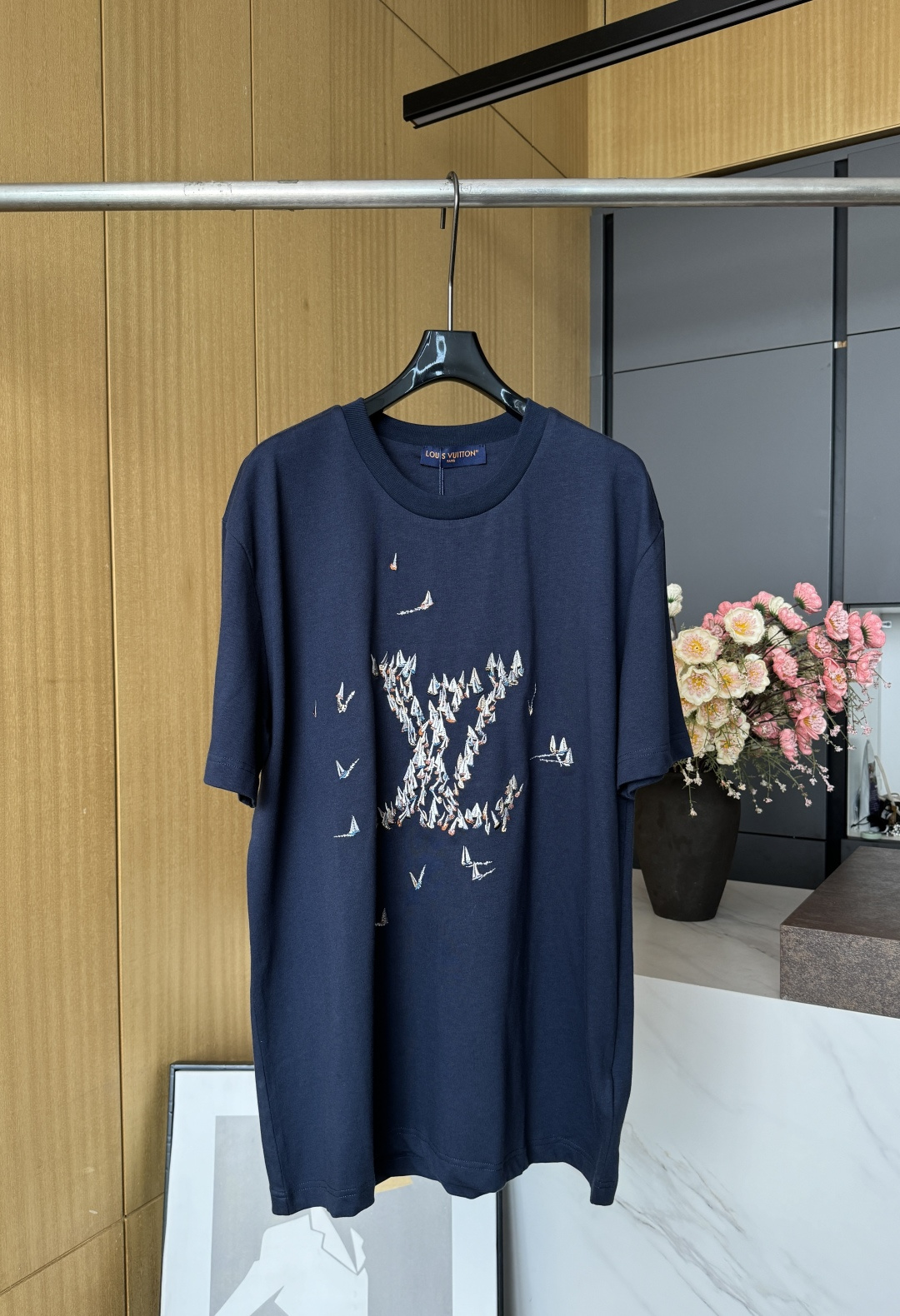 NO:334909,Louis Vuitton Spring and summer new style Heavy industry embroidered sailboat pattern short-sleeved T-shirt, this T-shirt greets the bustling port of the transatlantic cruise, depicting the LV Regatta pattern with interesting brushstrokes, which can easily upgrade the summer shape. The chest sailboat embroidery cleverly builds large LV letters, Marque L. Vuitton Déposée embroidery logo illuminates the back. The same model for men and women, S M L XL,,louis vuitton,louis vuitton,louis vuitton,t-shirt,tees,t-shirt,alexander wang19860909Louis Vuitton 路易 春夏新款 重工刺绣帆船图案短袖T恤、本款T 恤致意跨大西洋航游之旅的繁华港口,以妙趣笔触描绘 LV Regatta 图案,可轻松升级夏日造型.胸前帆船刺绣巧筑大号 LV 字母,Marque L.Vuitton Déposée 刺绣标识点亮背部.男女同款 码数S M L XL,,louis vuitton,louis vuitton,louis vuitton,T-shirt,tees，t-shirt,alexander wang,Women's clothing