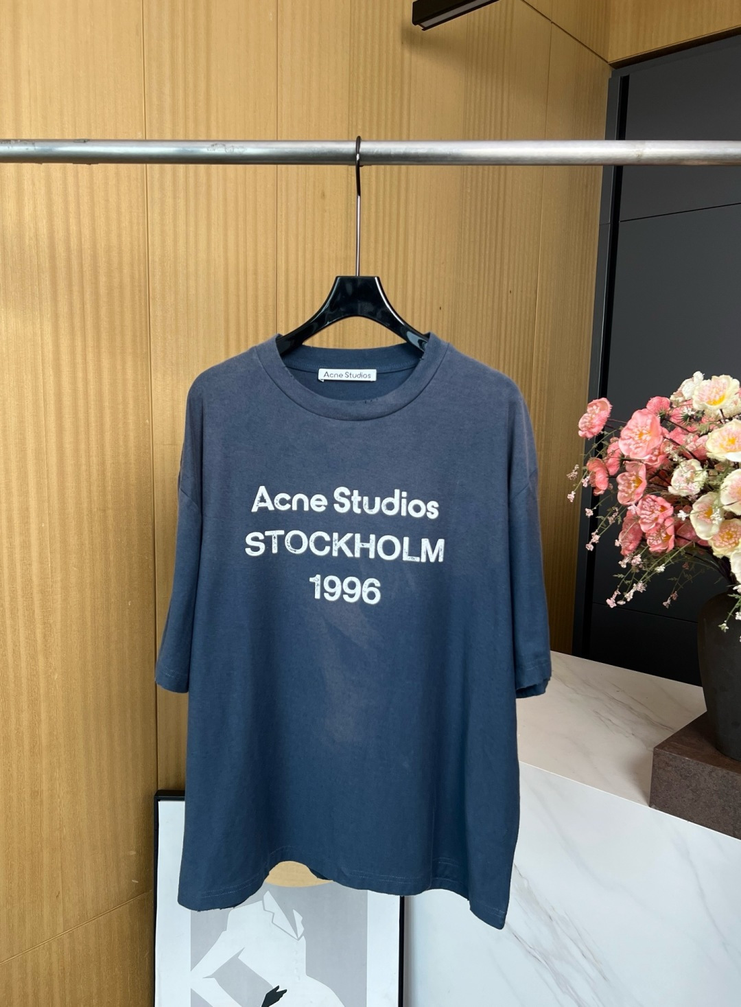 NO:417937,Acne Studios Spring and Summer Newest Dark Blue 1996 spray-painted retro old dirty T-shirt with Acne Studios 1996 logo pattern, retro spray-painted design, 15 linen + 85 cotton very comfortable and soft breathable, comfortable and lazy style, loose style, same style for men and women S M L,,acne studios,dior,tees, t-shirt,alexander wang19860909Acne Studios 春夏新款 最新深蓝色 1996喷绘复古做旧脏脏T恤、饰有 Acne Studios 1996 徽标图案、采用复古喷绘图案设计、15亚麻+85棉非常舒服柔软透气、舒适慵懒风、宽松版型、男女同款 码数S M L,,acne studios,dior,tees，t-shirt,alexander wang,Women's clothing