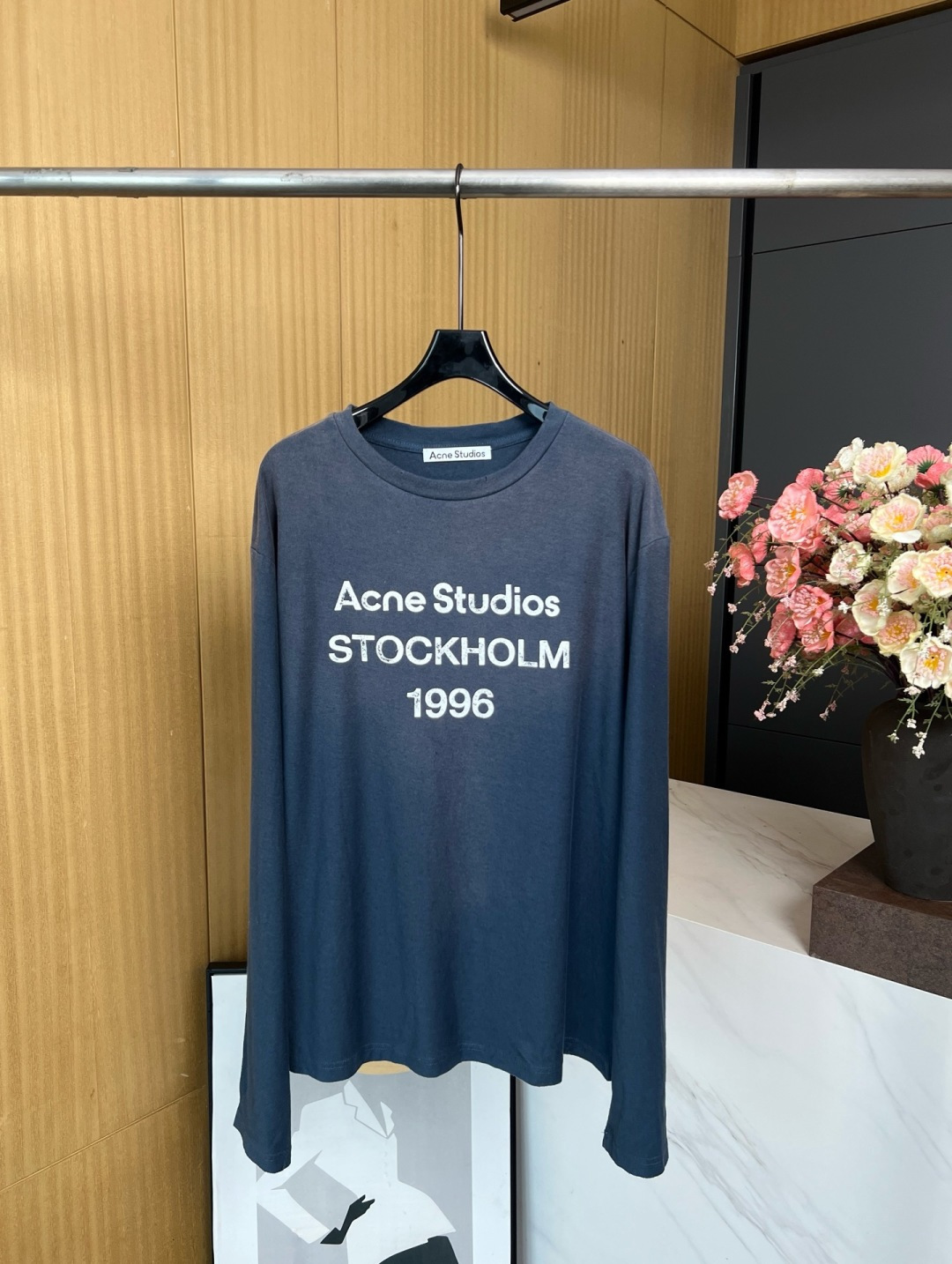 NO:417945,Acne Studios Spring and Summer Newest Dark Blue 1996 spray-painted retro old dirty long-sleeved T-shirt with Acne Studios 1996 logo pattern, retro spray-painted design, 15 linen + 85 cotton very comfortable and soft breathable, comfortable and lazy style, loose style, same style for men and women S M L,,acne studios,dior,tees, t-shirt,alexander wang19860909Acne Studios 春夏新款 最新深蓝色 1996喷绘复古做旧脏脏长袖T恤、饰有 Acne Studios 1996 徽标图案、采用复古喷绘图案设计、15亚麻+85棉非常舒服柔软透气、舒适慵懒风、宽松版型、男女同款 码数S M L,,acne studios,dior,tees，t-shirt,alexander wang,Women's clothing