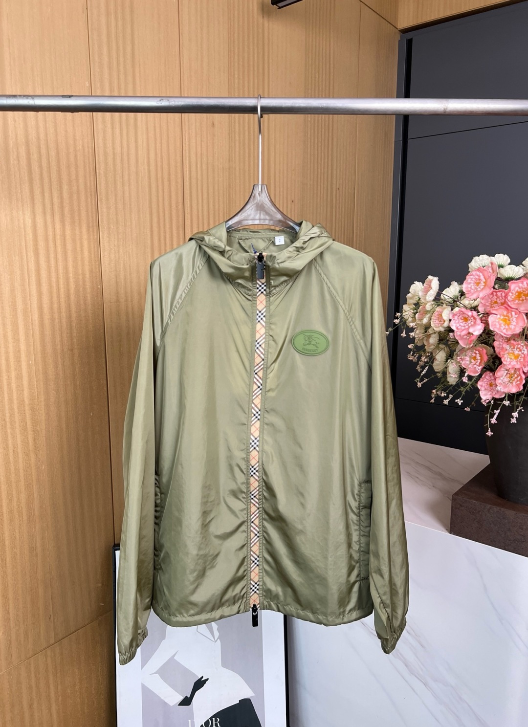 NO:435665,BURBERRY new early autumn style nylon hooded jacket, incorporates Burberry checked strap and B-shaped zipper head. Light texture, decorative knight's seal decals, originated from the classic pattern of the 1980s brand bag model. Same as men and women. Size S M L XL,,burberry,jackets & coats,hats,alexander wang19860909BURBERRY 早秋新款 尼龙连帽外套,融入 Burberry 格纹饰带和 B 字型拉链头.质地轻盈、装饰骑士印章贴花,源自 1980 年代品牌包款的典藏图案.男女同款 码数S M L XL,,burberry,jackets & coats,hats,alexander wang,Women's clothing