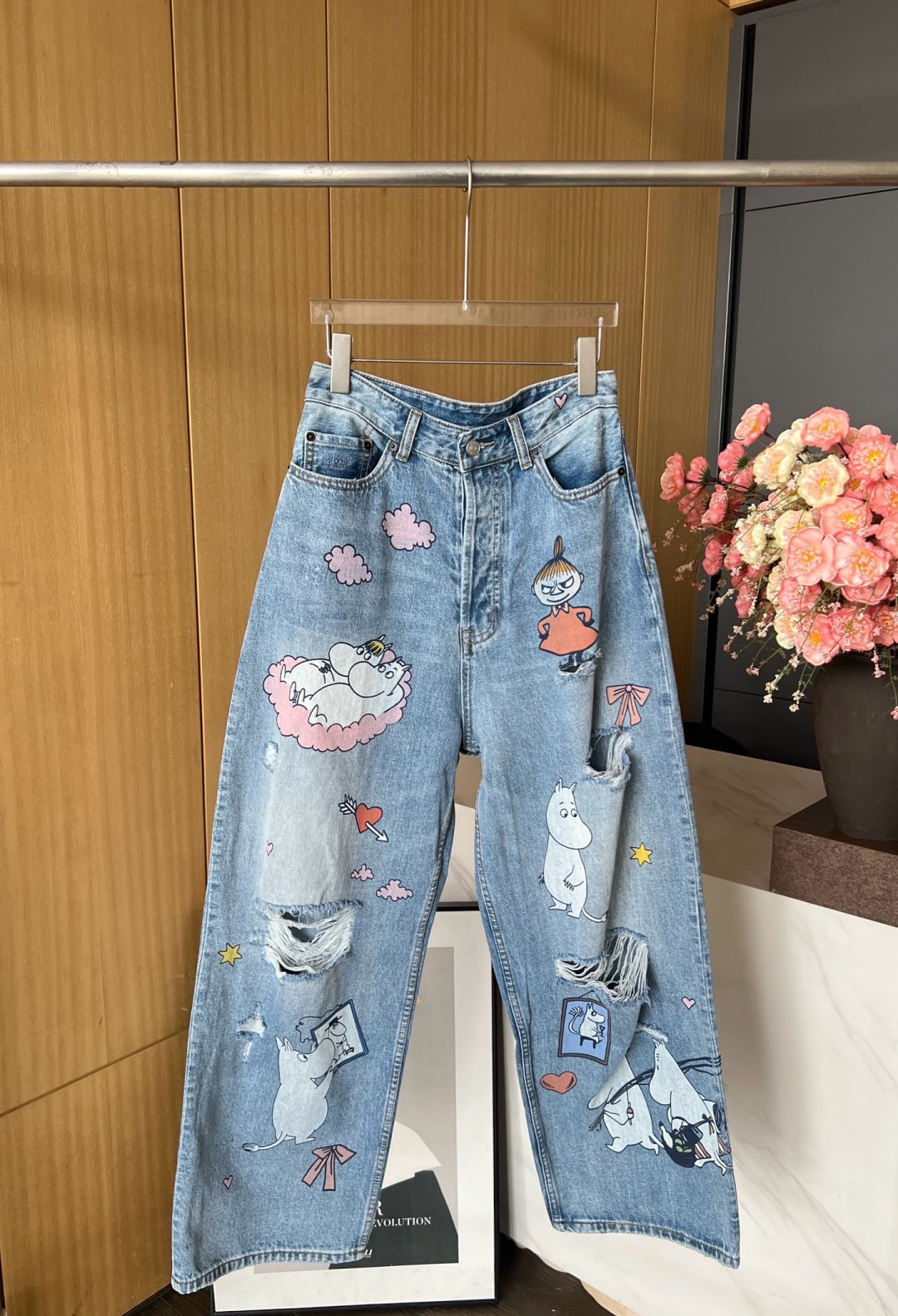 NO:436047,Acne Studios & Moomin Co-branded series of printed patterns ripped wide-leg jeans, youthful and playful, so cute, I turned the order again when the customer feedback, I didn’t buy it before, and I will place an order quickly. S M L,,acne studios,dior,jeans,alexander wang19860909Acne Studios & Moomin 姆明联名系列印花图案破洞阔腿牛仔裤、青春俏皮、太可爱了、应客人反馈再次翻单了、之前没有买到的赶快下单啦 码数S M L,,acne studios,dior,jeans,alexander wang,Women's clothing