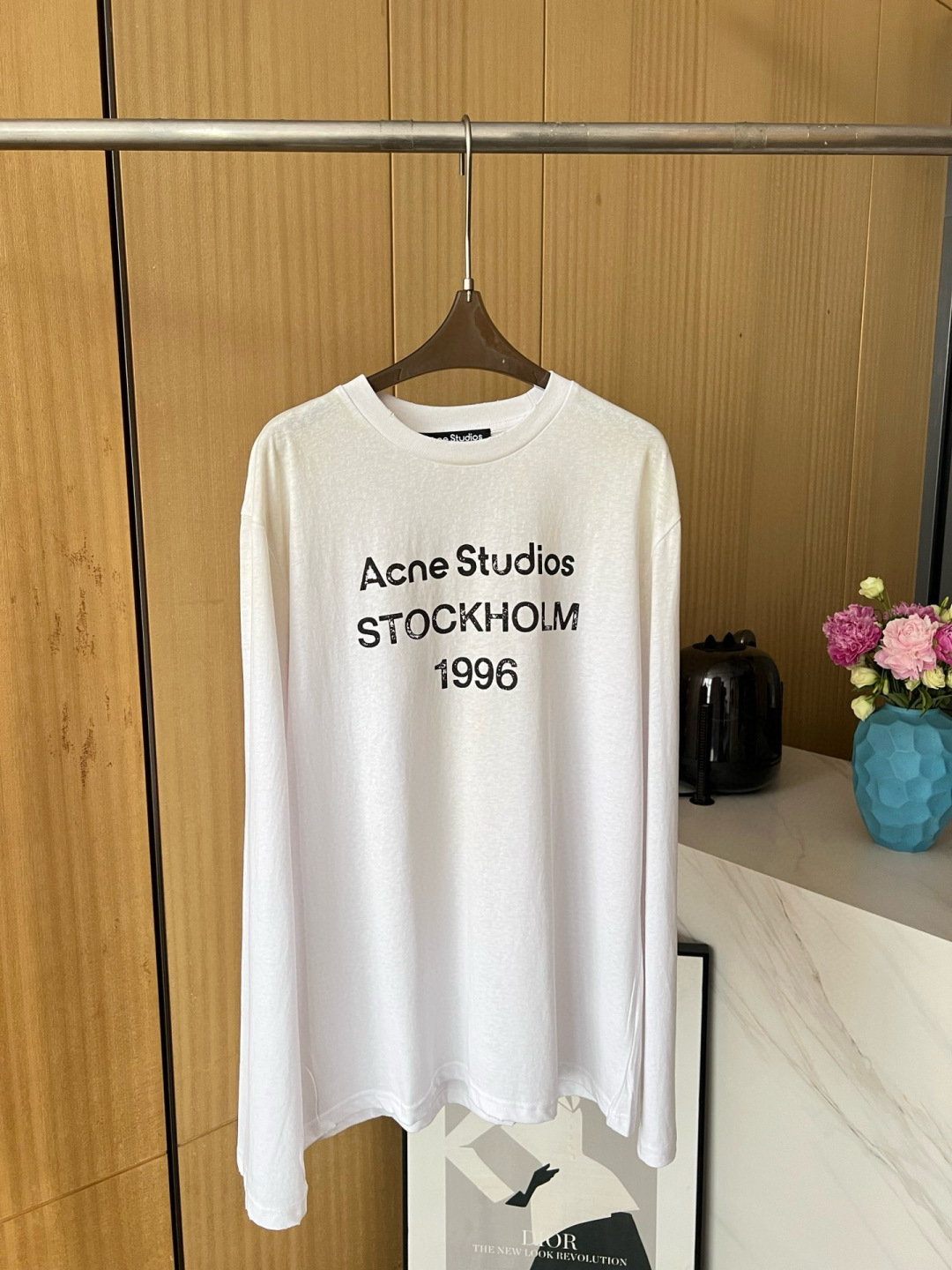 NO:751579,Acne Studios autumn and winter new style 1996 letter print dirty long-sleeved T-shirt, dirty old effect, frayed collar details, fabric is light and comfortable, same style for men and women, size S M L,,acne studios,dior,tees,t-shirt,19860909Acne Studios 秋冬新款 1996字母印花做脏长袖T恤、脏污做旧效果、领口细节磨破设计、面料轻薄舒服、男女同款 码数S M L,,acne studios,dior,tees，t-shirt,,Women's clothing