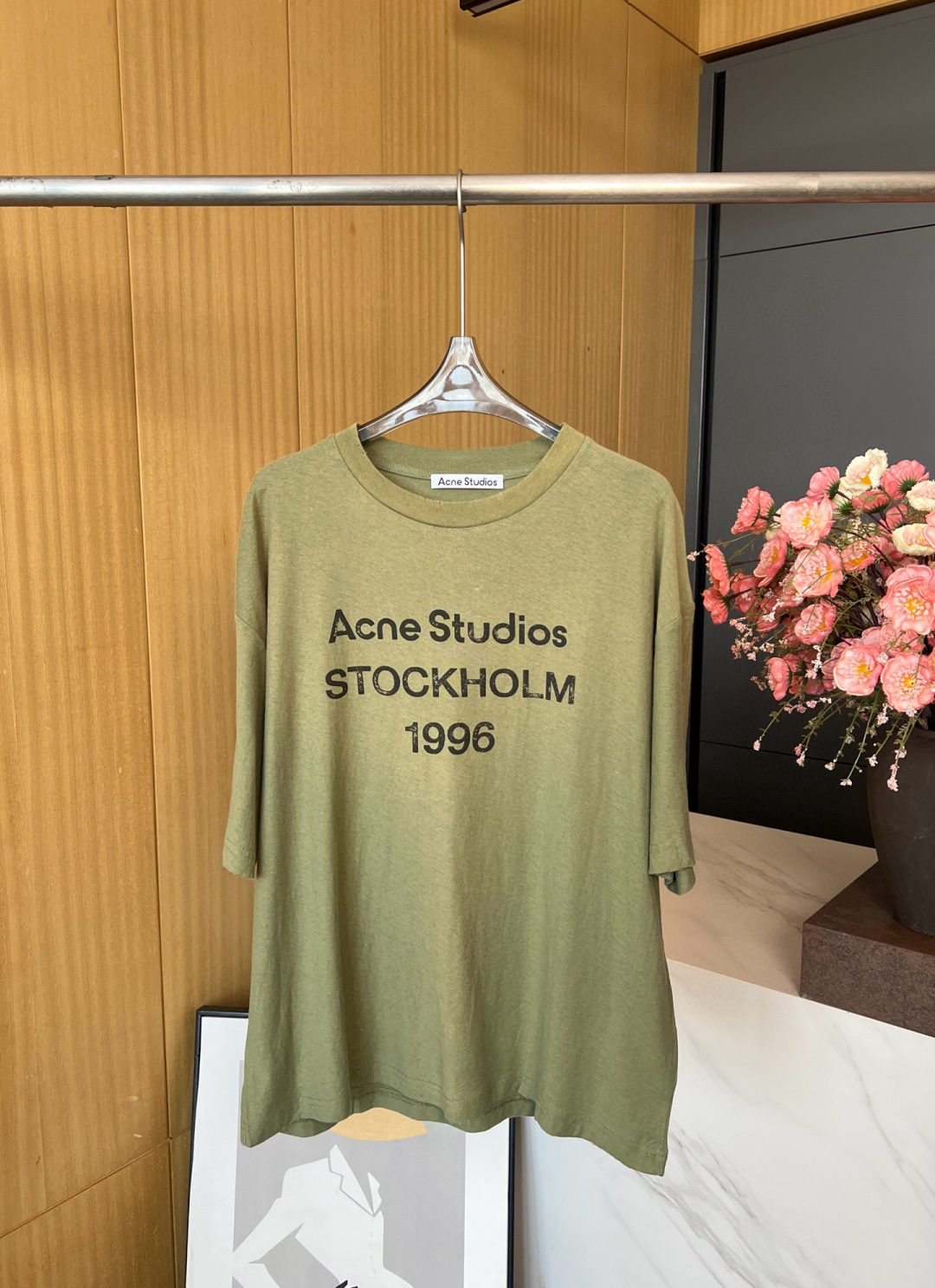 NO:431281,Acne Studios Spring and Summer Newest Olive Green 1996 spray-painted retro old dirty T-shirt with Acne Studios 1996 logo pattern, retro spray-painted design, 15 linen + 85 cotton very comfortable and soft breathable, comfortable and lazy style, loose style, same style for men and women S M L,,acne studios,dior,tees, t-shirt,alexander wang19860909Acne Studios 春夏新款 最新橄榄绿 1996喷绘复古做旧脏脏T恤、饰有 Acne Studios 1996 徽标图案、采用复古喷绘图案设计、15亚麻+85棉非常舒服柔软透气、舒适慵懒风、宽松版型、男女同款 码数S M L,,acne studios,dior,tees，t-shirt,alexander wang,Women's clothing