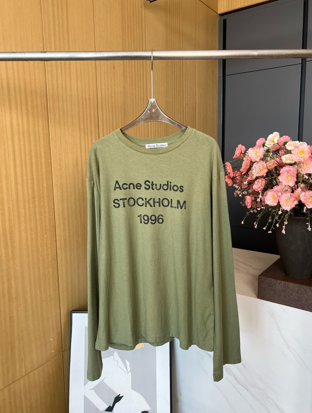 NO:431287,Acne Studios Spring and Summer Newest Olive Green 1996 spray-painted retro old dirty long-sleeved T-shirt with Acne Studios 1996 logo pattern, retro spray-painted design, 15 linen + 85 cotton very comfortable and soft breathable, comfortable and lazy style, loose style, same style for men and women S M L,,acne studios,dior,tees, t-shirt,alexander wang19860909Acne Studios 春夏新款 最新橄榄绿 1996喷绘复古做旧脏脏长袖T恤、饰有 Acne Studios 1996 徽标图案、采用复古喷绘图案设计、15亚麻+85棉非常舒服柔软透气、舒适慵懒风、宽松版型、男女同款 码数S M L,,acne studios,dior,tees，t-shirt,alexander wang,Women's clothing