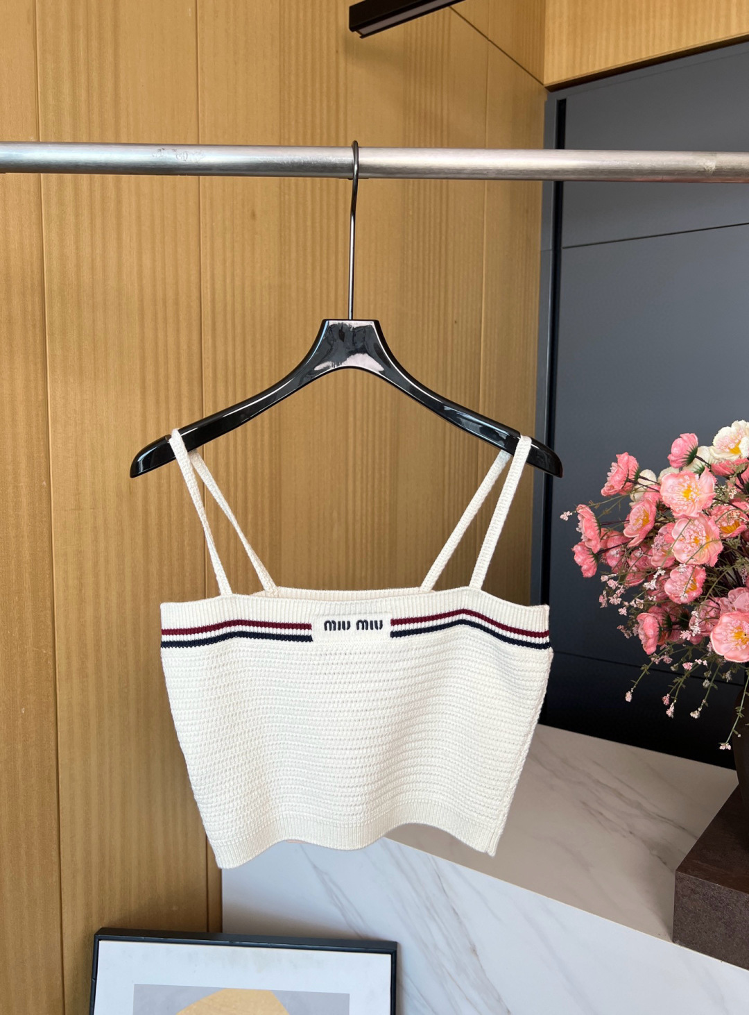 NO:431293,MIUMIU Spring and Summer New College Style Set Series - Knitted suspender vests, hot girls going out on the street is enough. It is highly recommended to buy one. S M L,,miumiu,alexander wang19860909MIUMIU 春夏新款 学院风套装系列——针织吊带背心、辣妹出街这一套就够了、强烈建议一套入手 码数S M L,,miumiu,alexander wang,Women's clothing