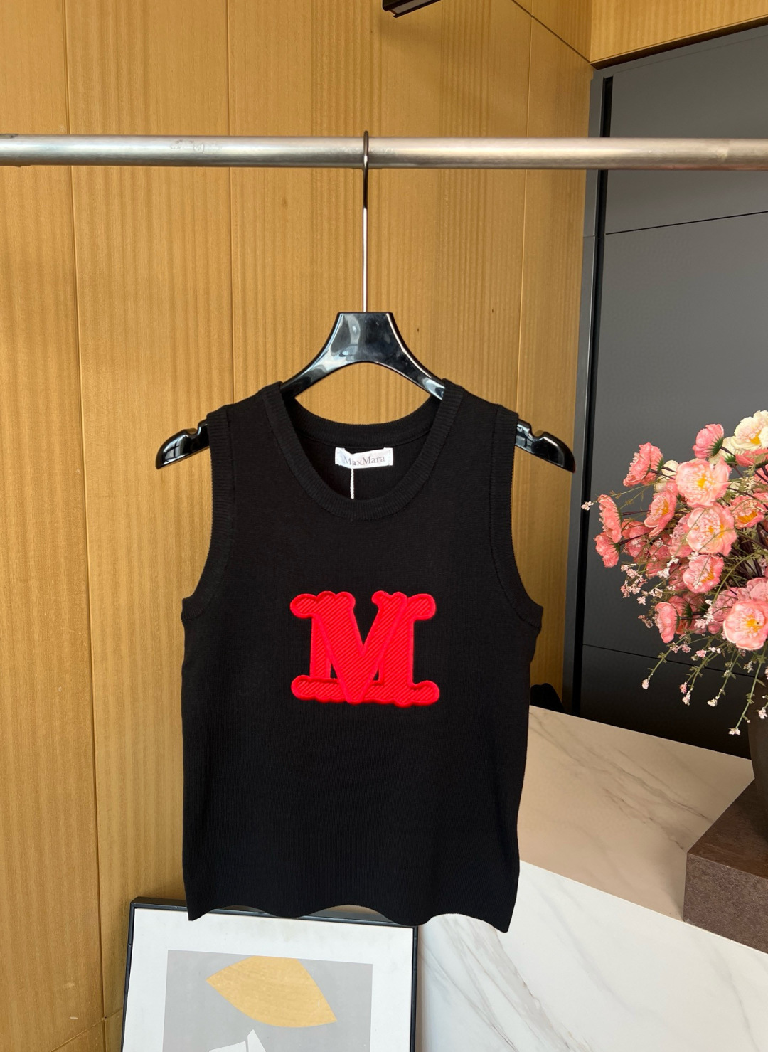 NO:431304,MAXMARA Spring and Summer New Style Large Letter Knitted Vest, Red Embroidered Classic M Letter, Simple without losing personality, Wool Tennis Blended Fabric, Comfortable and Elastic Upper Body S M L,,alexander Wang19860909MAXMARA 春夏新款 大字母针织背心、红色刺绣经典M字母、简单而不失个性、羊毛天丝混纺面料、上身舒服有弹性 码数S M L,,alexander wang,Women's clothing