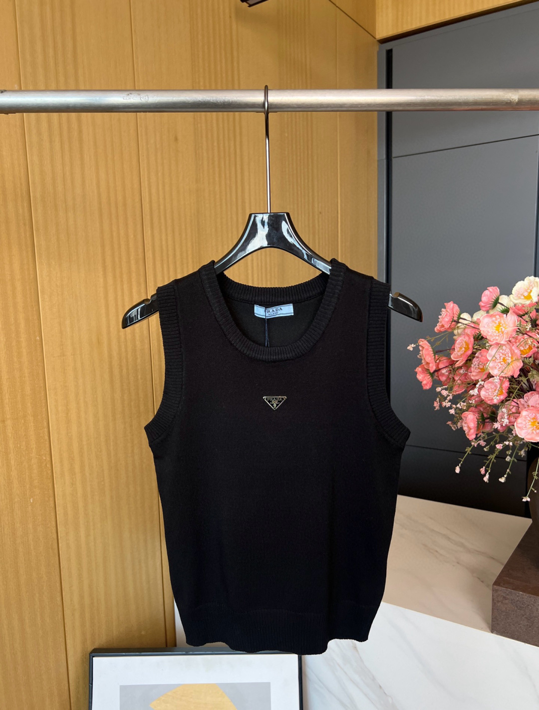 NO:431309,PRADA spring and summer new style classic triangle knitted vest, simple basic, single or matching easy to wear, wool-blend fabric, comfortable and breathable, comfortable and elastic fabric S M L,,prada,alexander wang19860909PRADA 春夏新款 经典三角标针织背心、简单基础、单穿或者搭配都好穿、羊毛混纺面料、舒适透气、面料舒服有弹性 码数S M L,,prada,alexander wang,Women's clothing