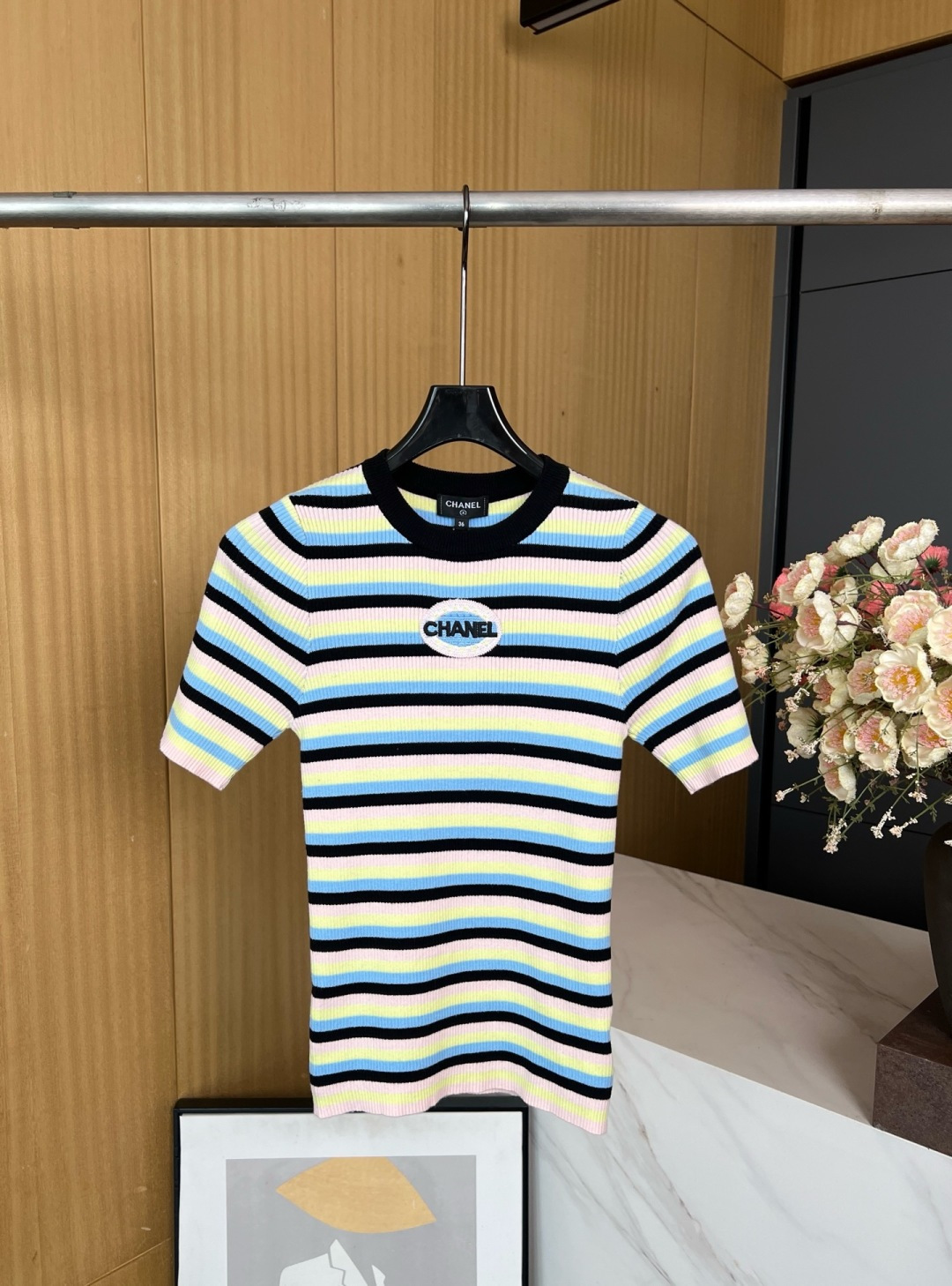 NO:434402,Chanel* Xiaoxiang New Contrast Stripe Round Neck Short Sleeve Shirt, Fantasy Candy Contrast Stripes, Chest Letter Embroidery, Versatile Any Lower Body, Comfortable and Elastic Fabric S M L,,chanel, T-shirt, alexander wang19860909Chanel*小香 新款 撞色条纹圆领短袖衫、梦幻糖果色撞色条纹、胸前字母刺绣、百搭任何下半身、面料舒服有弹性 码数S M L,,chanel,T-shirt,alexander wang,Women's clothing
