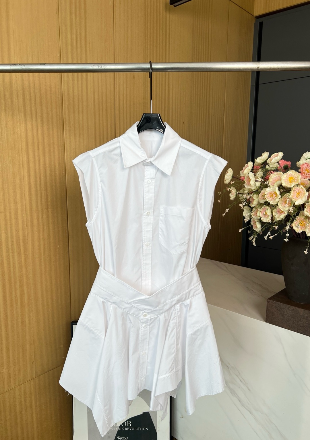 NO:434404,Alexander Wang New stacked sleeveless shirt dress skirt, this shirt dress is remodeled and spliced ​​with two shirts, the V-shaped waist is designed with folded collar, the bristled shirt pocket is embroidered with logo embroidery, and the bristled hem. Size S M L,,alexander wang, skirts,shirts,alexander wang19860909Alexander Wang亚历山大王 新款 叠搭款无袖衬衫连衣裙裙子、这款衬衫连衣裙由两件衬衫重新改造拼接而成,V 型腰身采用翻折领设计,毛边衬衫口袋饰有徽标刺绣,搭配毛边下摆. 码数S M L,,alexander wang,skirts,shirts,alexander wang,Women's clothing