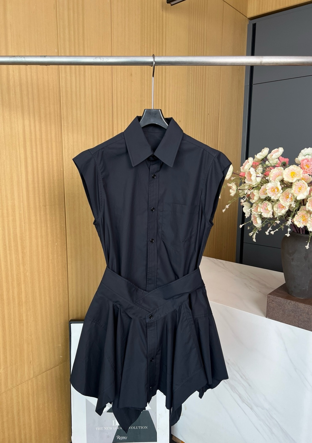 NO:434406,Alexander Wang New stacked sleeveless shirt dress skirt, this shirt dress is remodeled and spliced ​​with two shirts, the V-shaped waist is designed with folded collar, the bristled shirt pocket is embroidered with logo embroidery, and the bristled hem. Size S M L,,alexander wang, skirts,shirts,alexander wang19860909Alexander Wang亚历山大王 新款 叠搭款无袖衬衫连衣裙裙子、这款衬衫连衣裙由两件衬衫重新改造拼接而成,V 型腰身采用翻折领设计,毛边衬衫口袋饰有徽标刺绣,搭配毛边下摆. 码数S M L,,alexander wang,skirts,shirts,alexander wang,Women's clothing