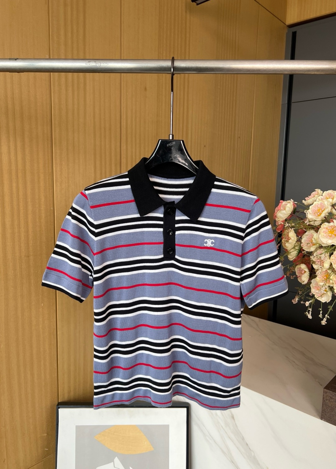 NO:435637,CELINE new model nautical striped polo short-sleeved shirt, classic style, short cut, 3 mother-of-pearl buttons engraved with CELINE, and the upper body looks very white. S M L, celine, T-shirt, alexander wang19860909CELINE 新款 航海系条纹polo短袖衫、经典版型,短款剪裁、3枚镌刻CELINE字样的珍珠母贝纽扣、上身非常显白 码数S M L,,celine,T-shirt,alexander wang,Women's clothing