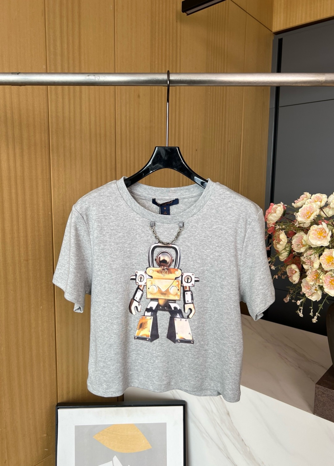 NO:435639,Louis Vuitton Louis New Three-dimensional robot printed short T-shirt, robot pattern incorporates the metal elements of Petite Malle handbag, LV chain marks the brand identity at the neckline. S M L,,louis vuitton,louis vuitton,louis vuitton,tees,t-shirt,alexander wang19860909Louis Vuitton 路易 新款 立体机器人印花短款T恤、机器人图案融入 Petite Malle 手袋的金属元素,LV 链条于领口标注品牌身份. 码数S M L,,louis vuitton,louis vuitton,louis vuitton,tees，t-shirt,alexander wang,Women's clothing