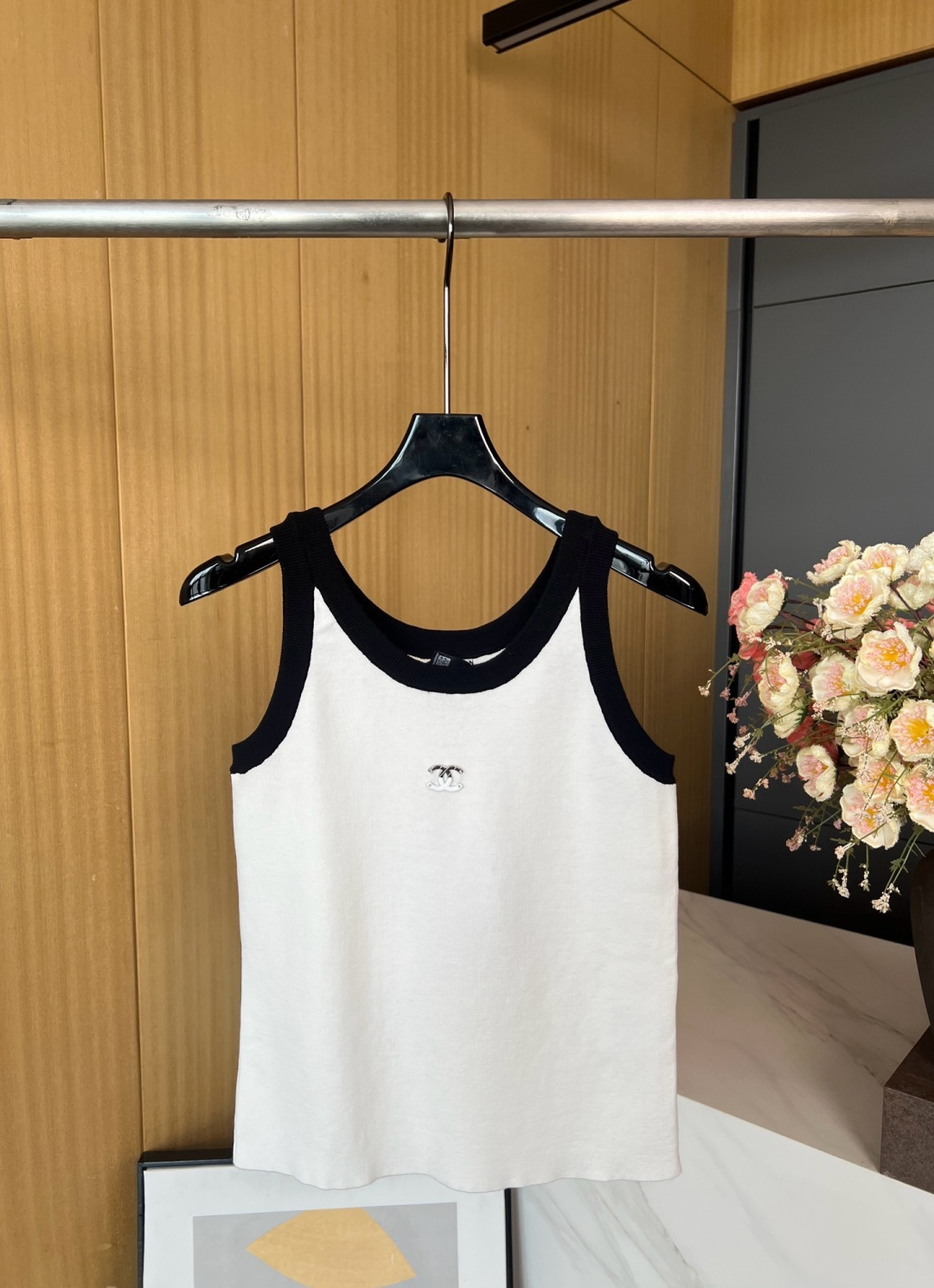 NO:437273,Chanel Xiaoxiang New Contrast Color Tennis Knitted Vest, Color-blocked Double C Letter Logo Decoration on the chest, Tennis fabric is very comfortable and breathable, and the fabric is elastic. S M L, chanel, alexander wang19860909Chanel 小香 新款 撞色天丝针织背心、胸前拼色双C字母徽标装饰、天丝面料非常舒服透气、面料有弹性 码数S M L,,chanel,alexander wang,Women's clothing