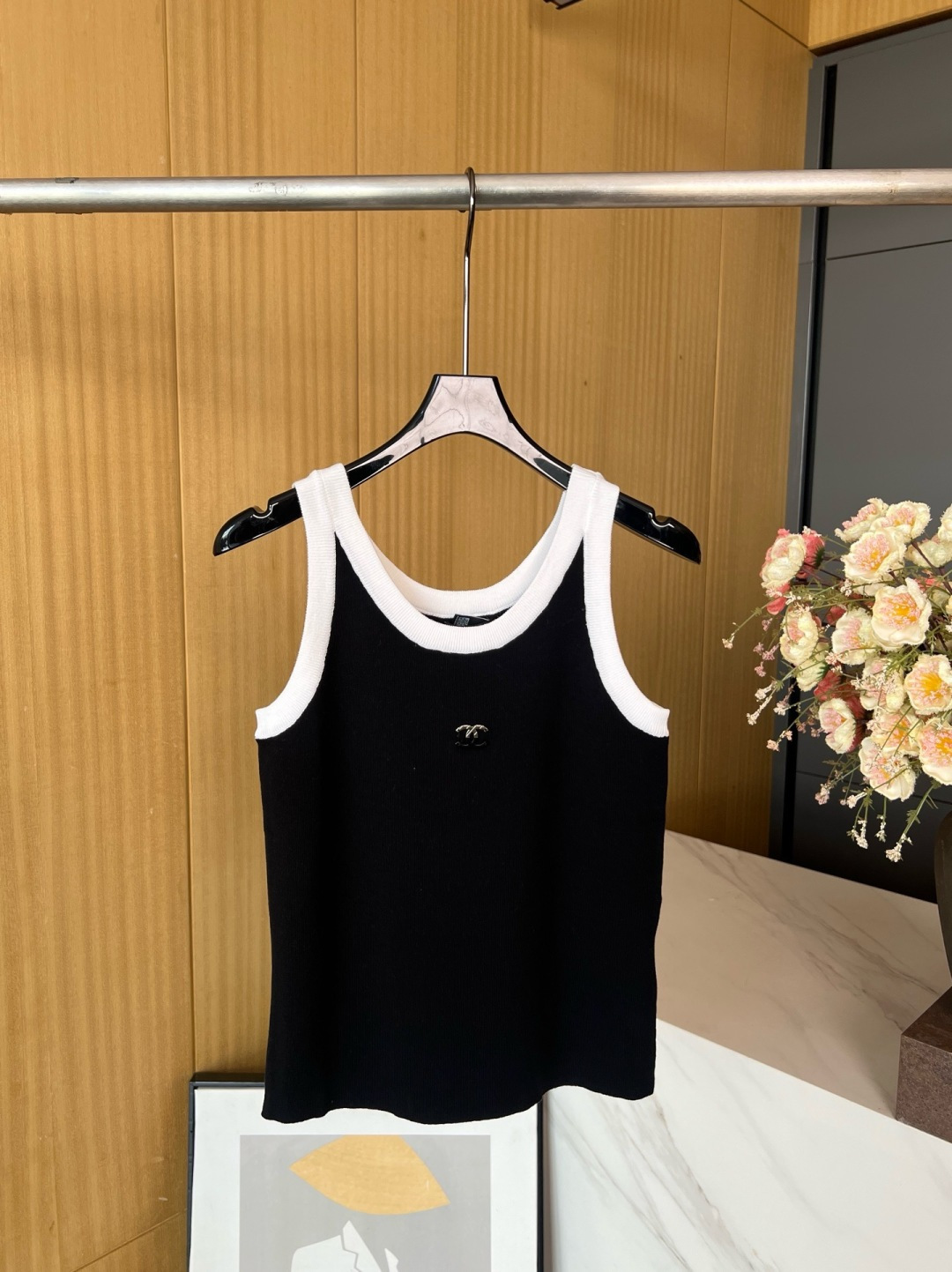 NO:435641,Chanel Xiaoxiang New Contrast Color Tennis Knitted Vest, Color-blocked Double C Letter Logo Decoration on the chest, Tennis fabric is very comfortable and breathable, and the fabric is elastic. S M L, chanel, alexander wang19860909Chanel 小香 新款 撞色天丝针织背心、胸前拼色双C字母徽标装饰、天丝面料非常舒服透气、面料有弹性 码数S M L,,chanel,alexander wang,Women's clothing