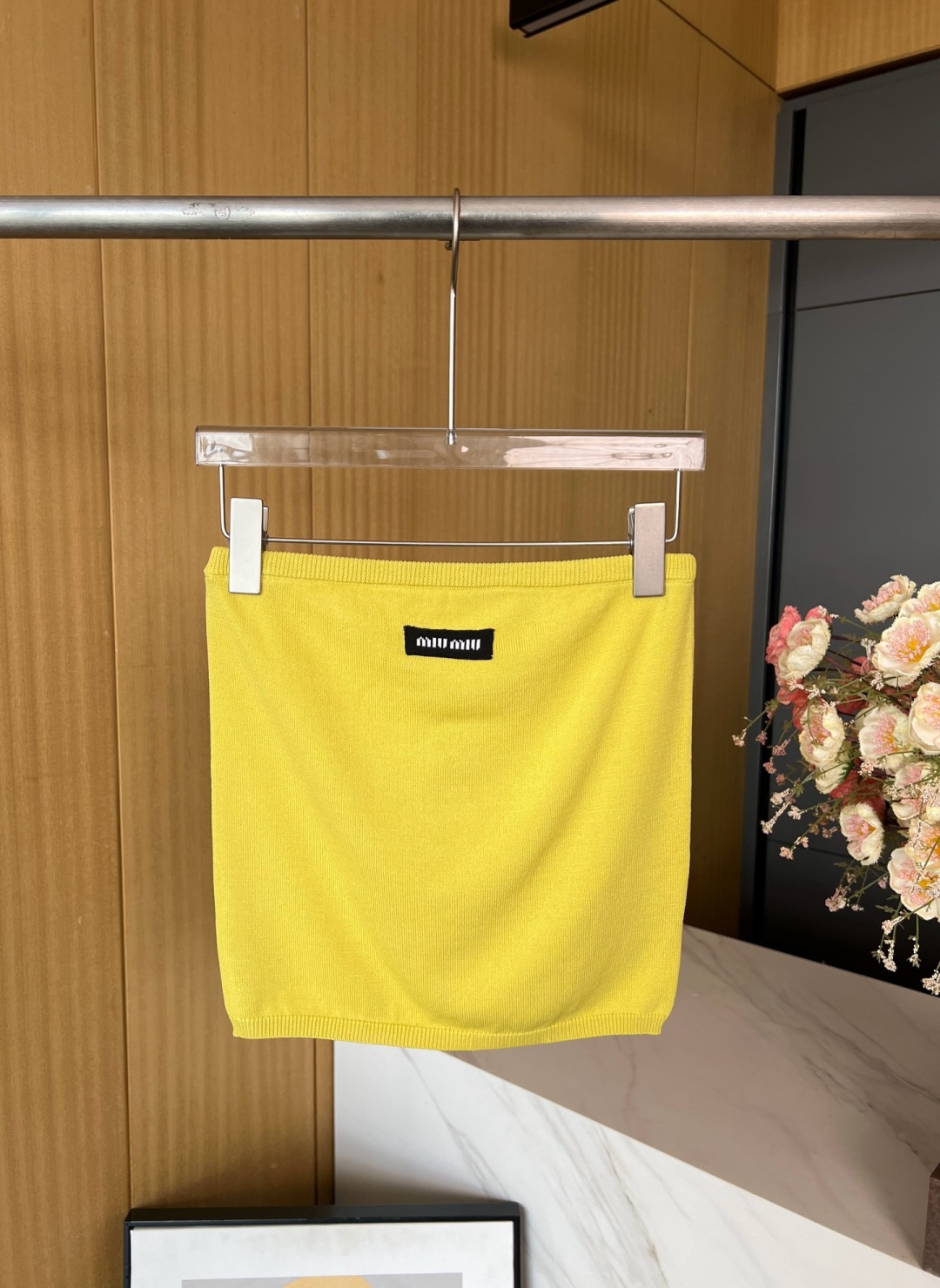 NO:437266,MIUMIU's new bright-colored knitted strap top and summer elements illuminate this simple and neat viscose top. The strap top shape shows the contemporary model, realizes flexible matching, and embellishes contrasting logo patches. S M L,,miumiu,alexander wang19860909MIUMIU 新款 亮色针织抹胸上衣、夏日元素点亮了这款简约利落的粘胶纤维上衣.抹胸廓形昭示当代典范型格,实现灵活搭配,点缀撞色徽标贴饰. 码数S M L,,miumiu,alexander wang,Women's clothing