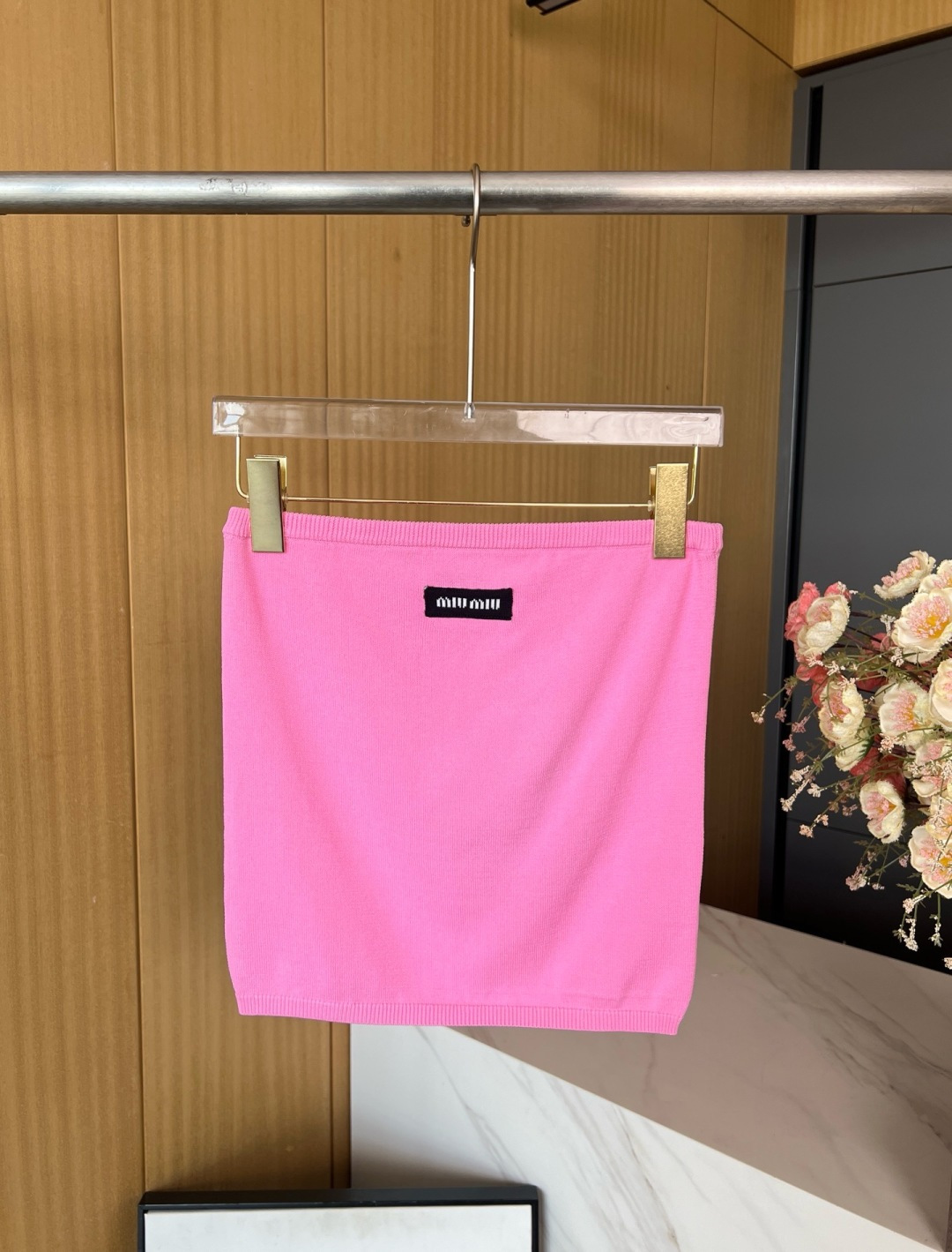 NO:435643,MIUMIU's new bright-colored knitted strap top and summer elements illuminate this simple and neat viscose top. The strap top shape shows the contemporary model, realizes flexible matching, and embellishes contrasting logo patches. S M L,,miumiu,alexander wang19860909MIUMIU 新款 亮色针织抹胸上衣、夏日元素点亮了这款简约利落的粘胶纤维上衣.抹胸廓形昭示当代典范型格,实现灵活搭配,点缀撞色徽标贴饰. 码数S M L,,miumiu,alexander wang,Women's clothing