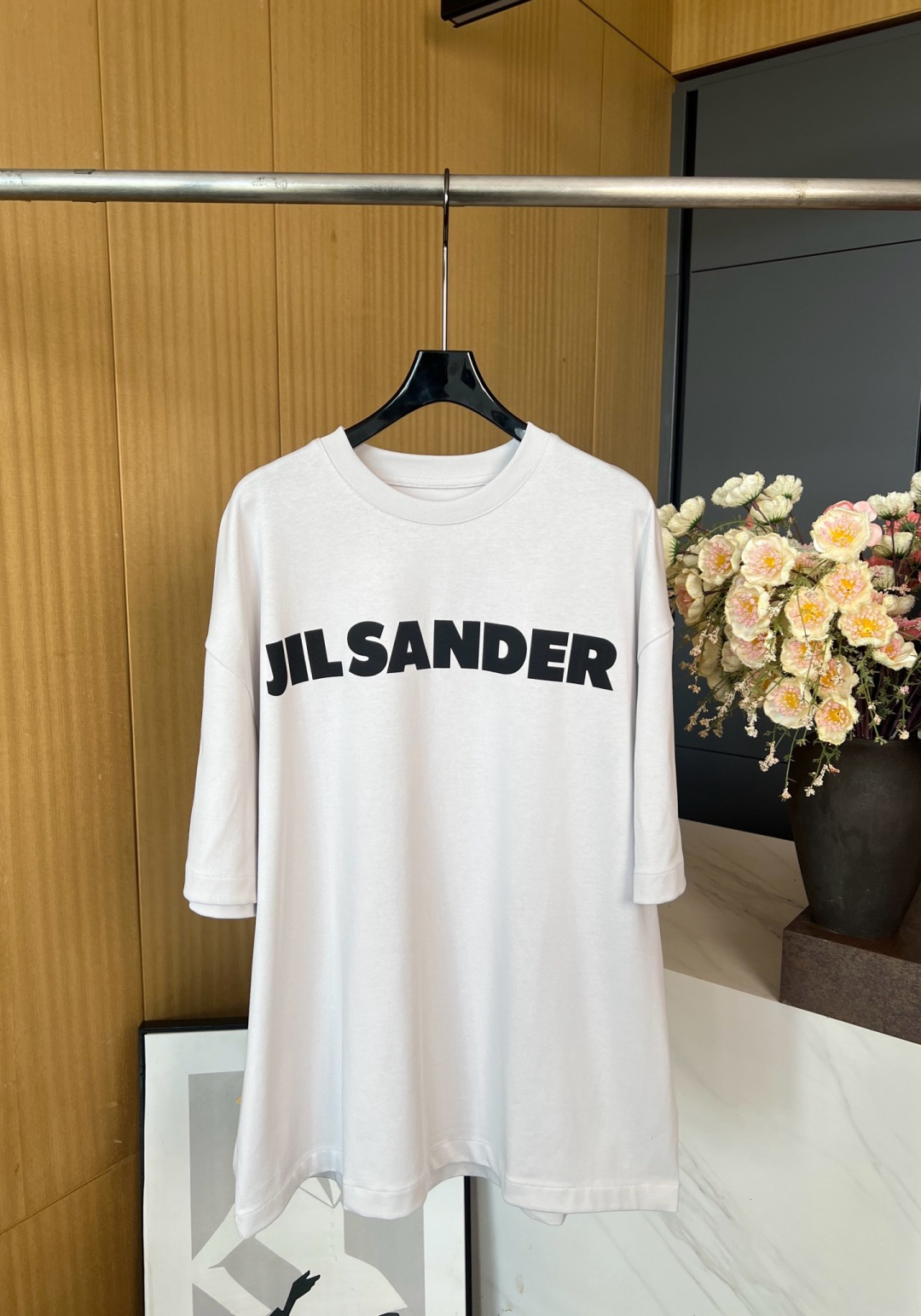 NO:436060,JIL SANDER Autumn and Winter New Style, Latest Colors for the Counter, Classic Large Letter Printed Short-Sleeve T-Shirt, Custom Gaoke Heavy Fabric, Strong and Stylish, Loose Style, Men and Women's Same Model, Off-White Number S M L,, jil sander, T-shirt, tees, t-shirt, alexander wang19860909JIL SANDER 秋冬新款 专柜最新配色 经典大字母印花短袖T恤、定制高克重面料、挺阔有型有型、宽松版型、男女同款、灰白色 码数S M L,,jil sander,T-shirt,tees，t-shirt,alexander wang,Women's clothing